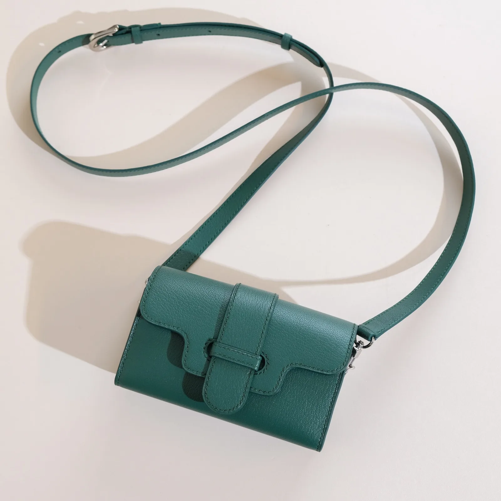 Ảnh Studio Túi đeo chéo mini da dê Alran màu xanh lá - Koi Leather