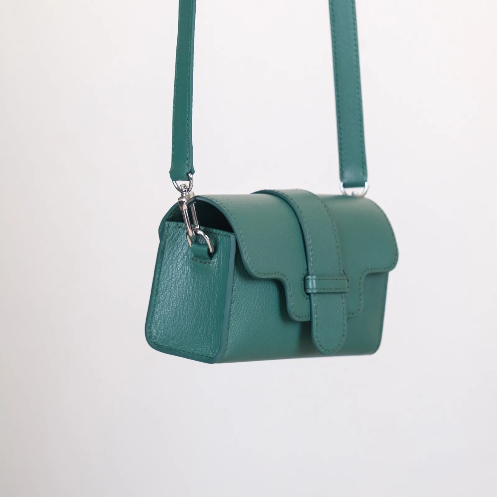 Ảnh Studio Túi đeo chéo mini da dê Alran màu xanh lá - Koi Leather