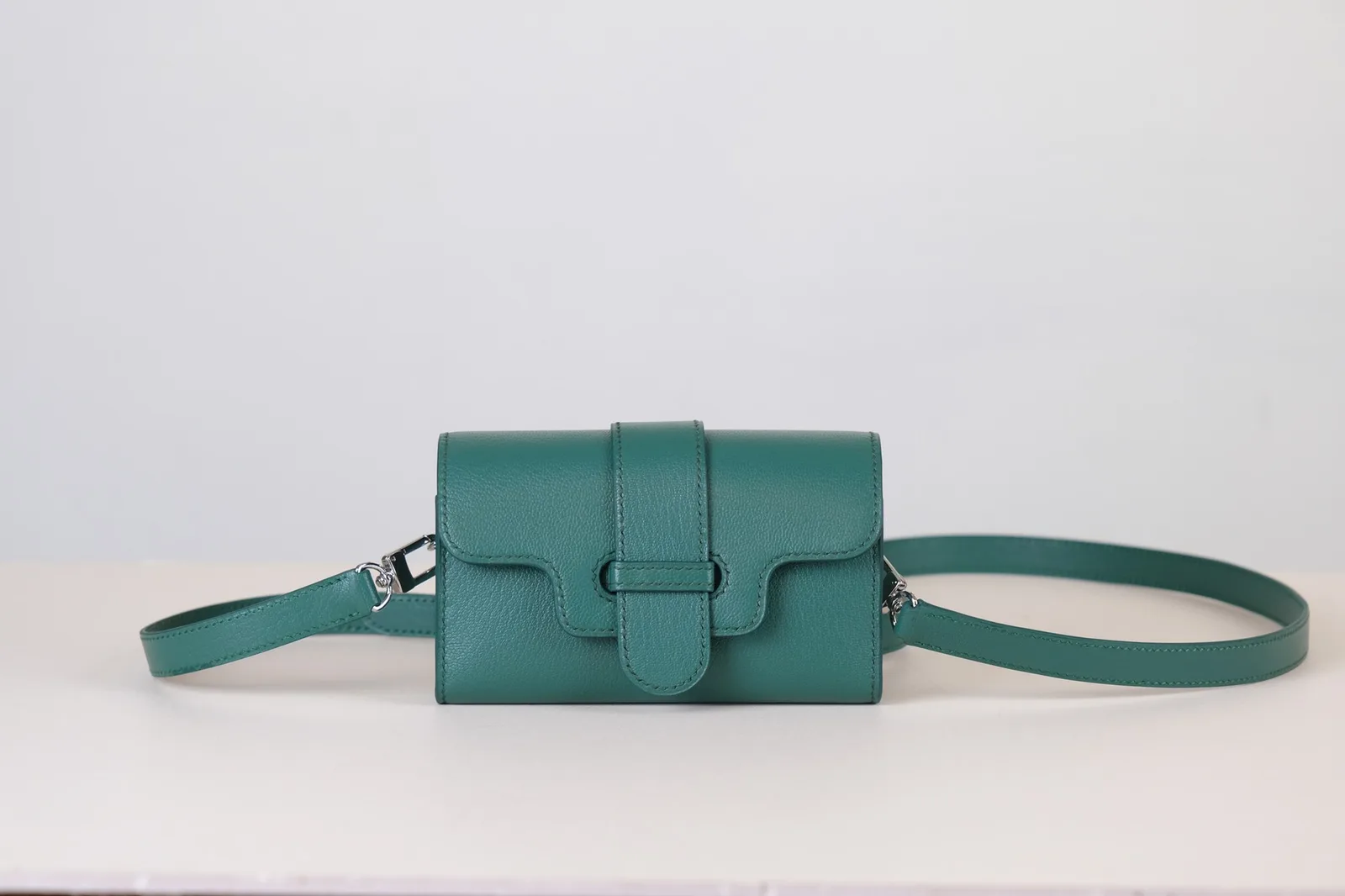 Ảnh Studio Túi đeo chéo mini da dê Alran màu xanh lá - Koi Leather