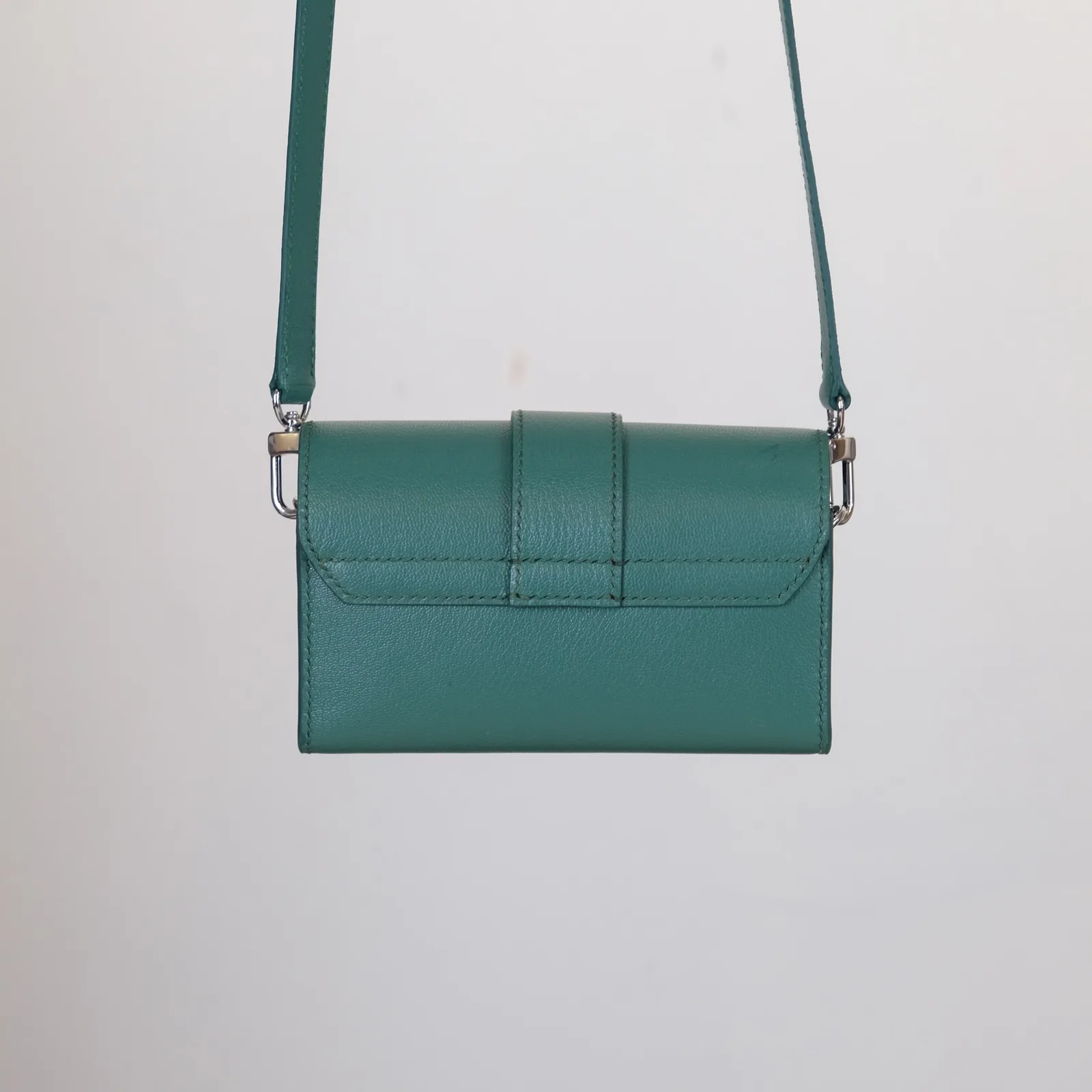 Ảnh Studio Túi đeo chéo mini da dê Alran màu xanh lá - Koi Leather