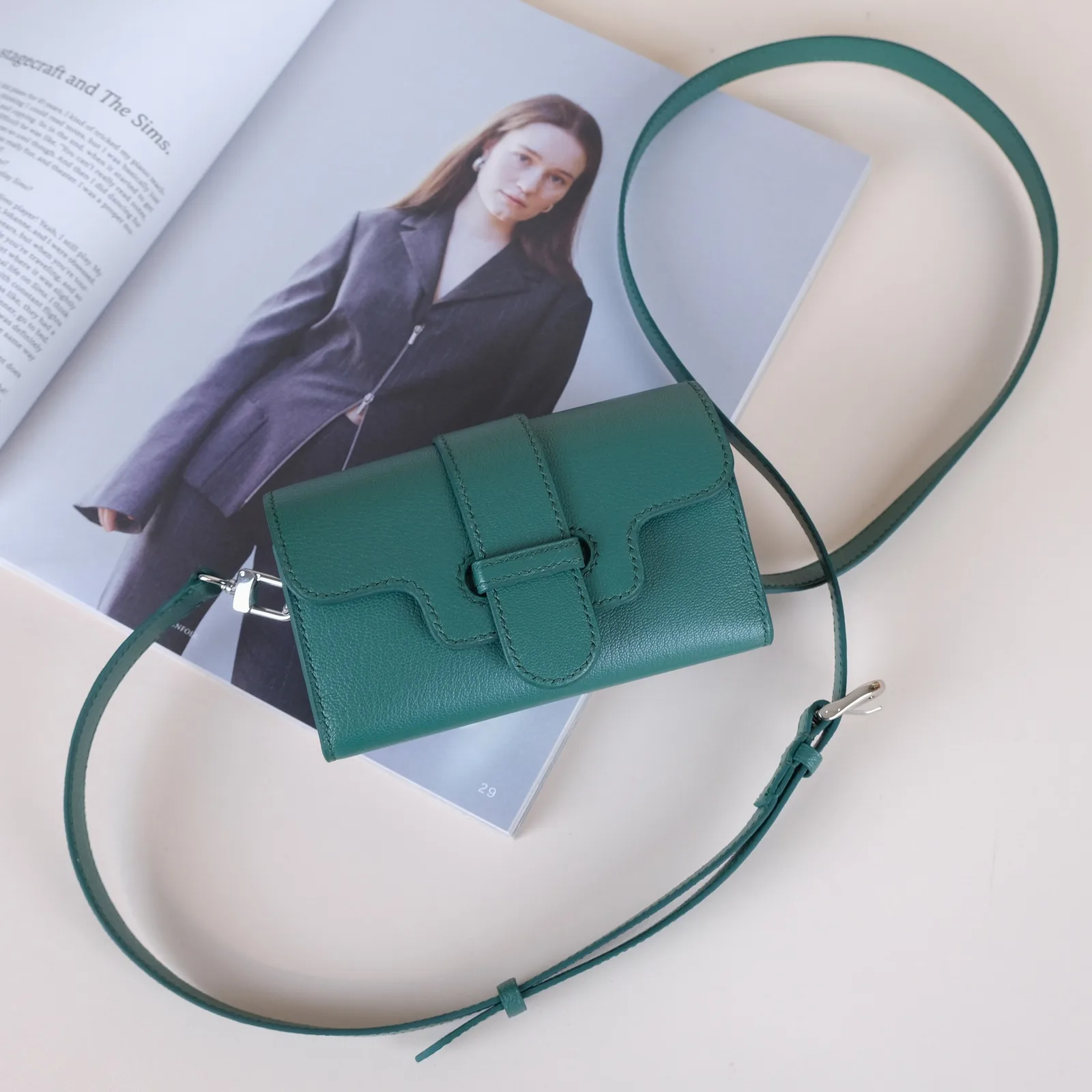 Ảnh Lifestyle Túi đeo chéo mini da dê Alran màu xanh lá - Koi Leather