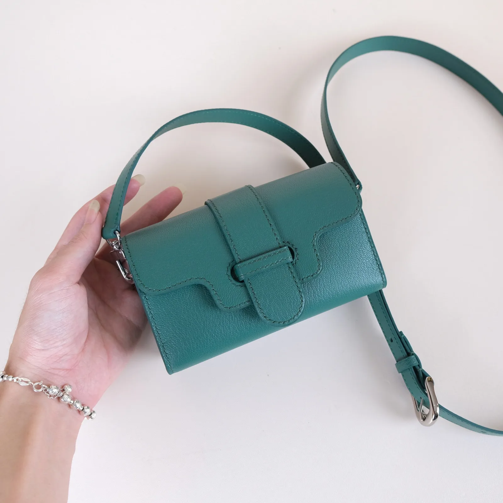 Ảnh Lifestyle Túi đeo chéo mini da dê Alran màu xanh lá - Koi Leather