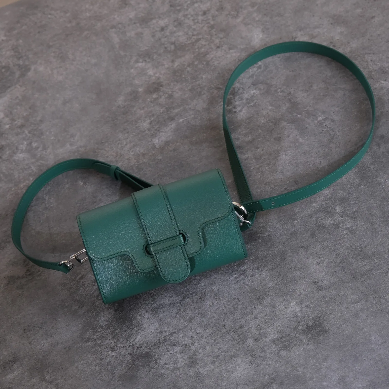 Ảnh Studio Túi đeo chéo mini da dê Alran màu xanh lá - Koi Leather