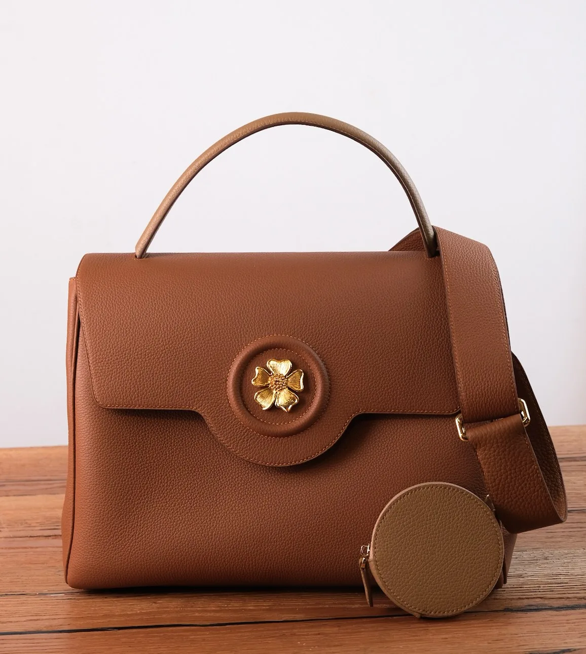 Ảnh Studio Túi xách nữ da bò hạt sắc nâu bò nắp gập đính khóa hoa - Koi Leather
