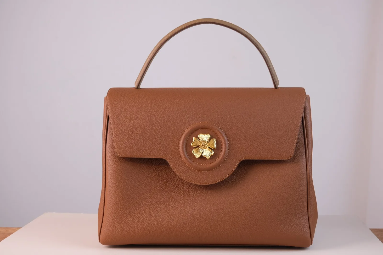 Ảnh Studio Túi xách nữ da bò hạt sắc nâu bò nắp gập đính khóa hoa - Koi Leather