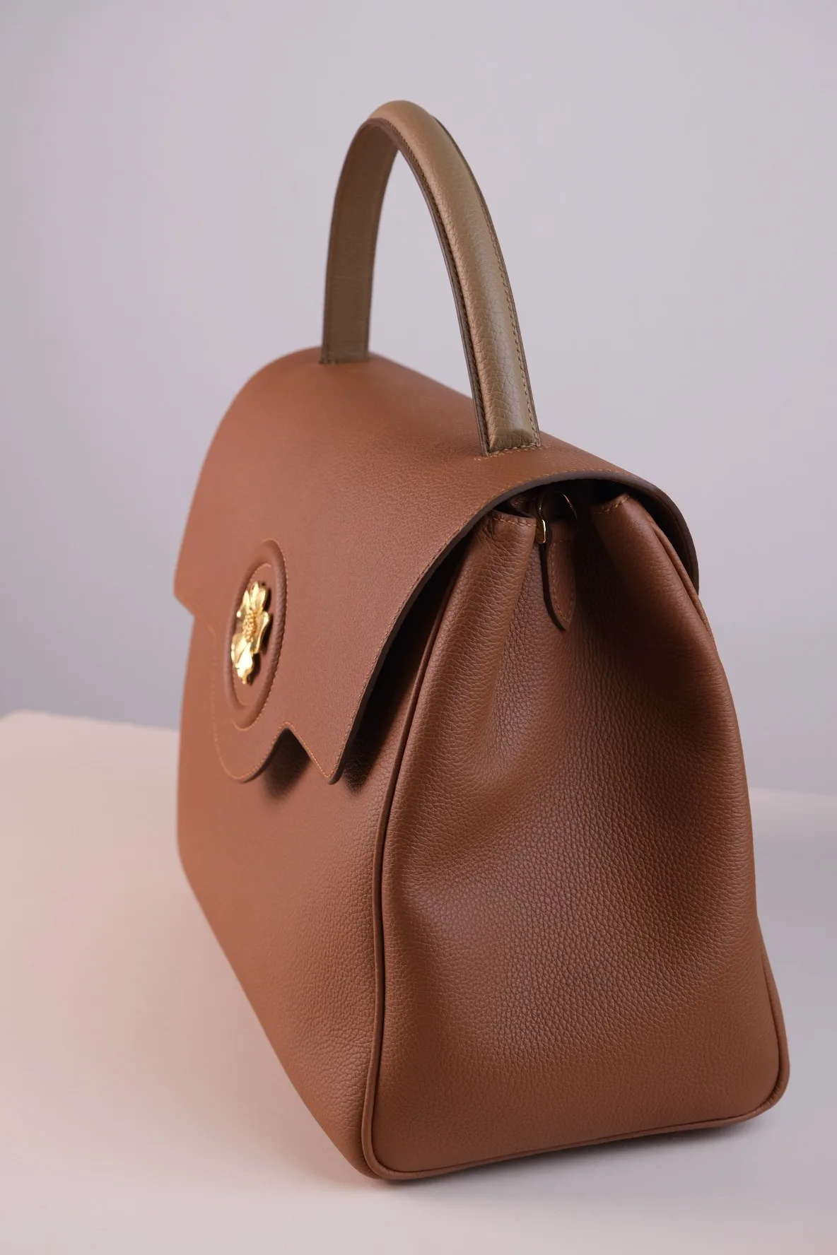 Ảnh Studio Túi xách nữ da bò hạt sắc nâu bò nắp gập đính khóa hoa - Koi Leather