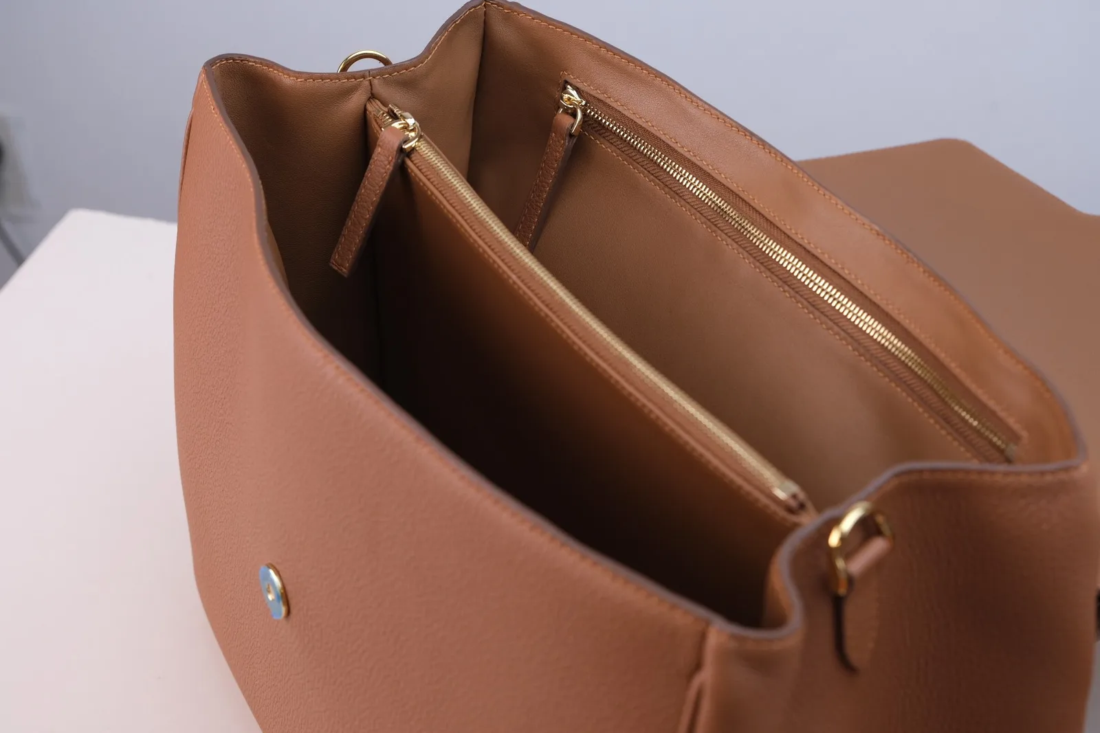 Ảnh Studio Túi xách nữ da bò hạt sắc nâu bò nắp gập đính khóa hoa - Koi Leather