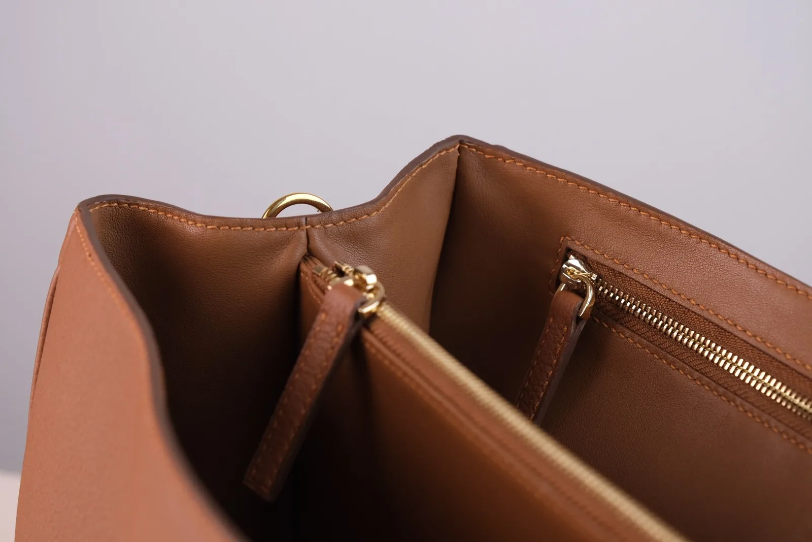 Ảnh Studio Túi xách nữ da bò hạt sắc nâu bò nắp gập đính khóa hoa - Koi Leather