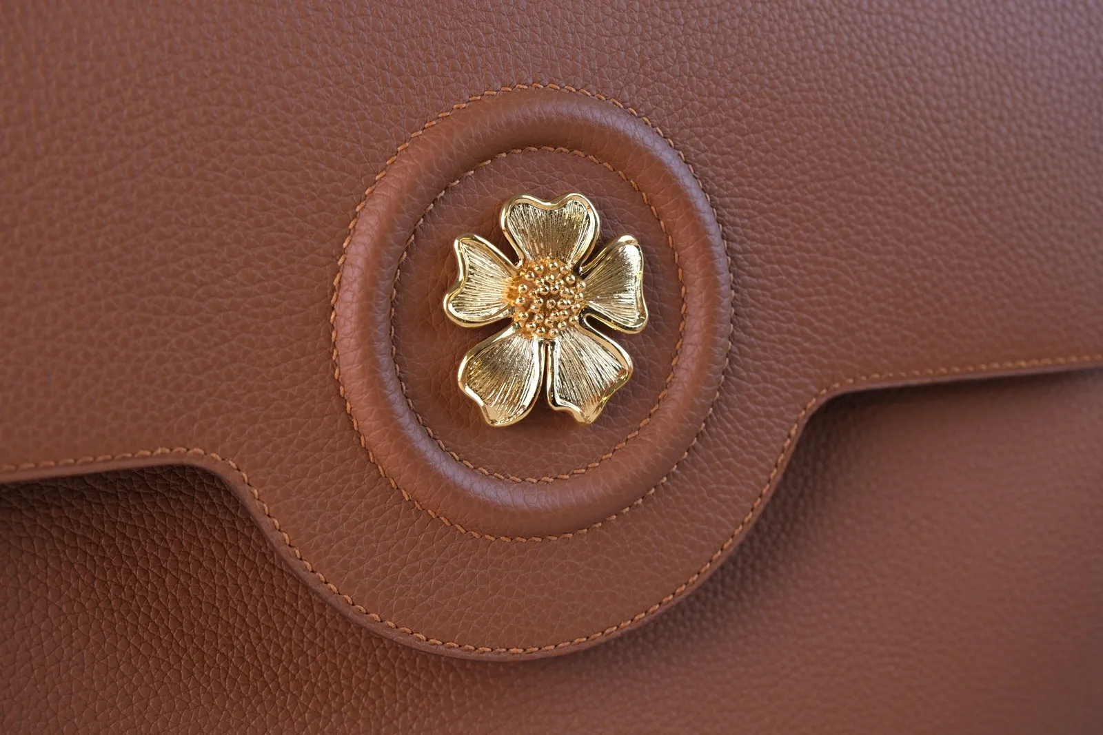 Ảnh Studio Túi xách nữ da bò hạt sắc nâu bò nắp gập đính khóa hoa - Koi Leather