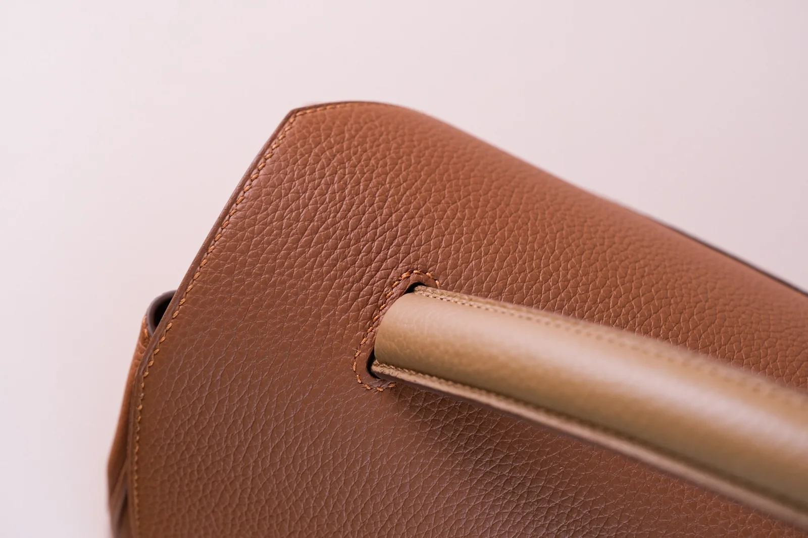 Ảnh Studio Túi xách nữ da bò hạt sắc nâu bò nắp gập đính khóa hoa - Koi Leather