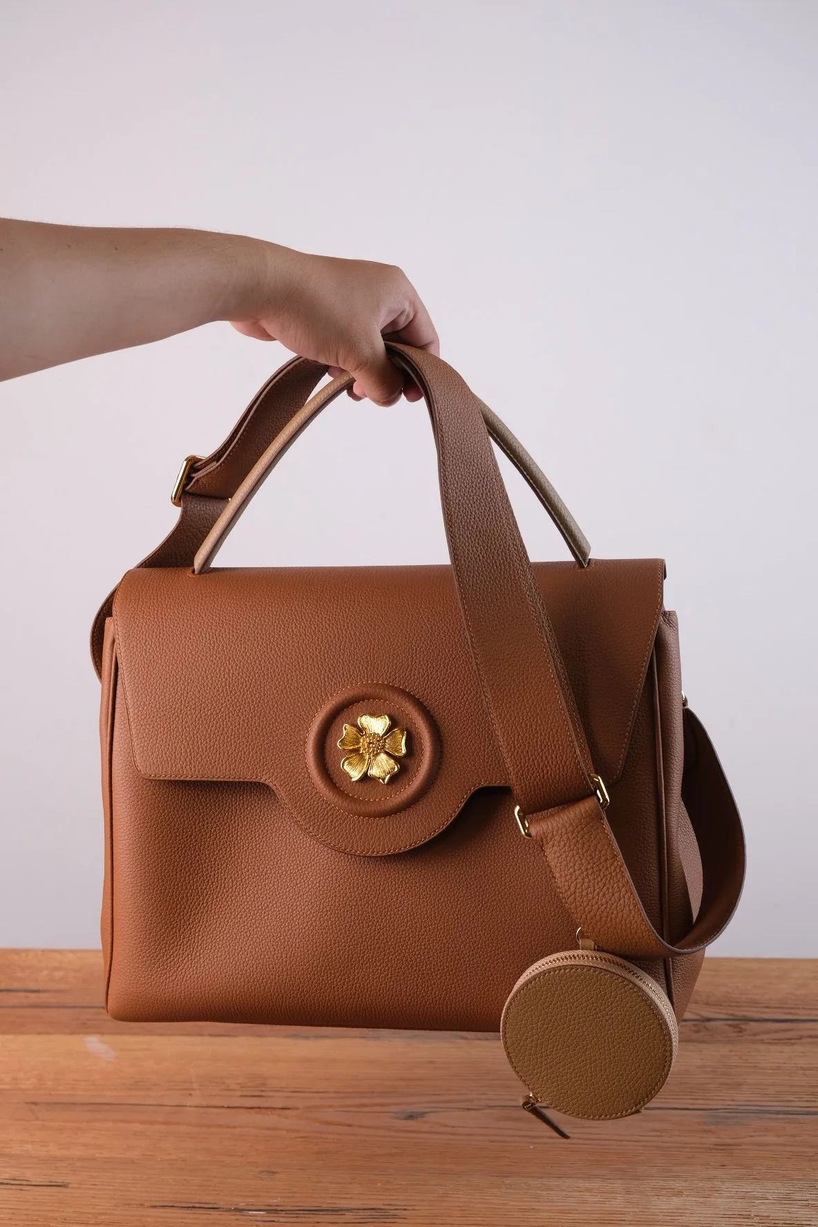 Ảnh Lifestyle Túi xách nữ da bò hạt sắc nâu bò nắp gập đính khóa hoa - Koi Leather