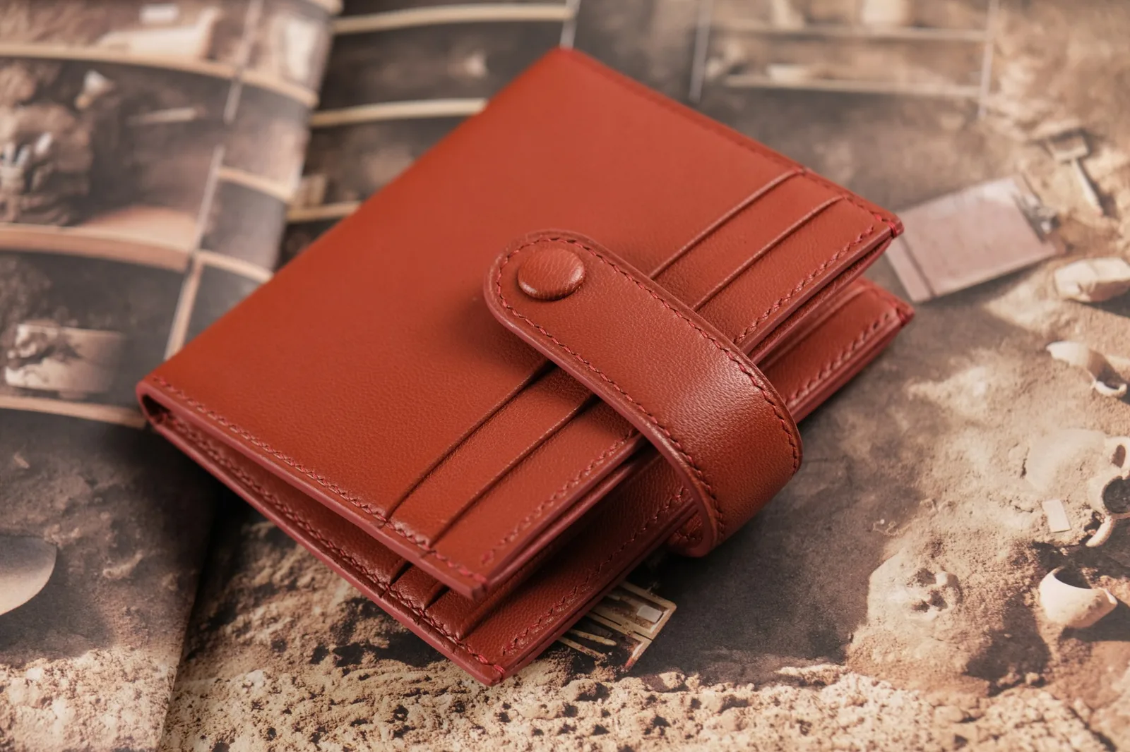 Ảnh Studio Ví đựng thẻ da bò màu nâu đỏ dáng gập 8 ngăn có quai bấm - Koi Leather