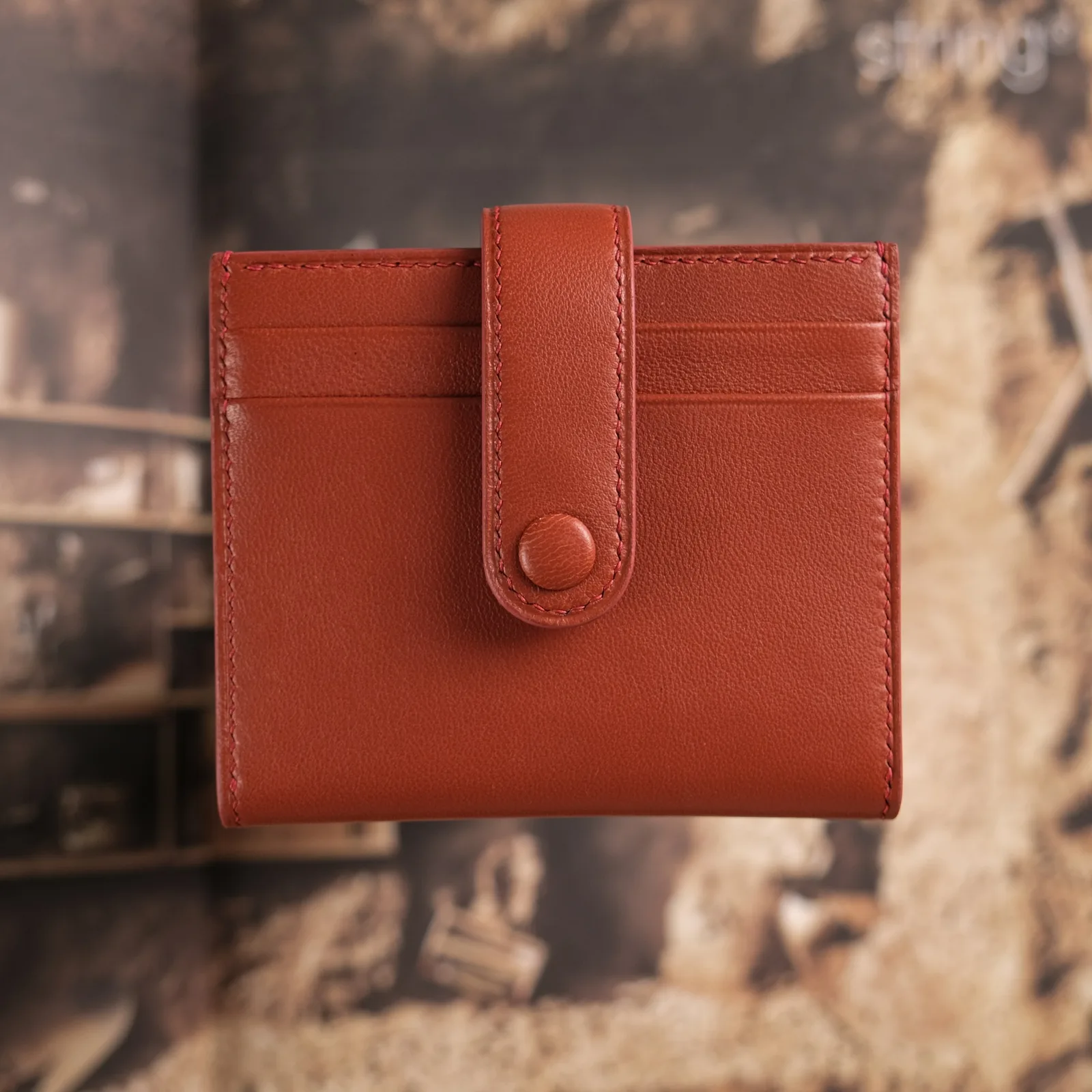 Ảnh Studio Ví đựng thẻ da bò màu nâu đỏ dáng gập 8 ngăn có quai bấm - Koi Leather