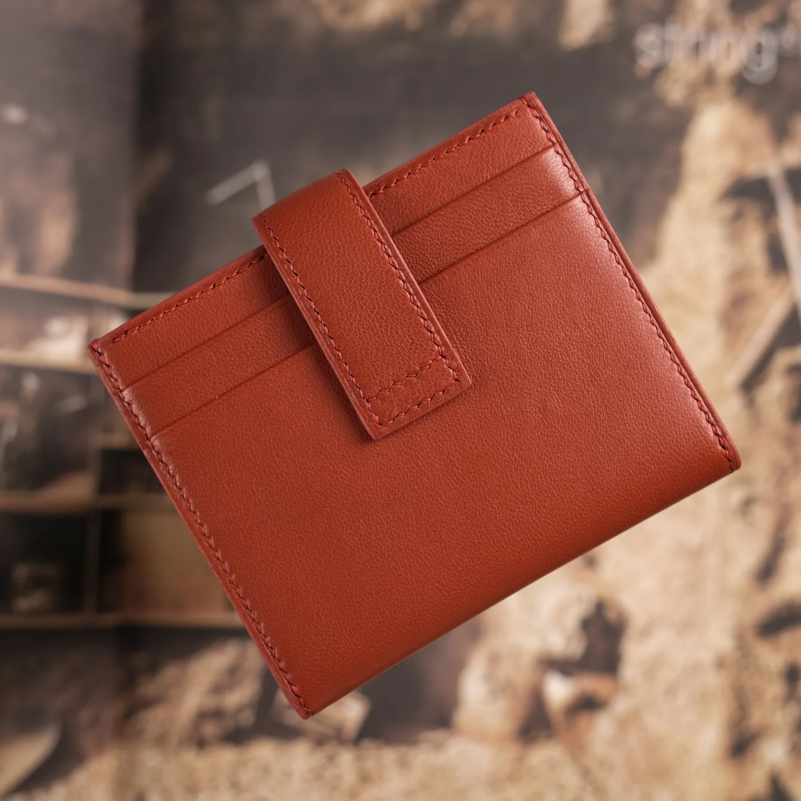 Ảnh Studio Ví đựng thẻ da bò màu nâu đỏ dáng gập 8 ngăn có quai bấm - Koi Leather