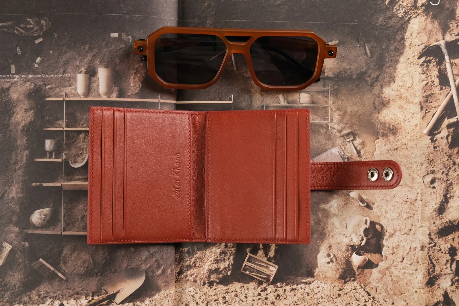 Ảnh Studio Ví đựng thẻ da bò màu nâu đỏ dáng gập 8 ngăn có quai bấm - Koi Leather