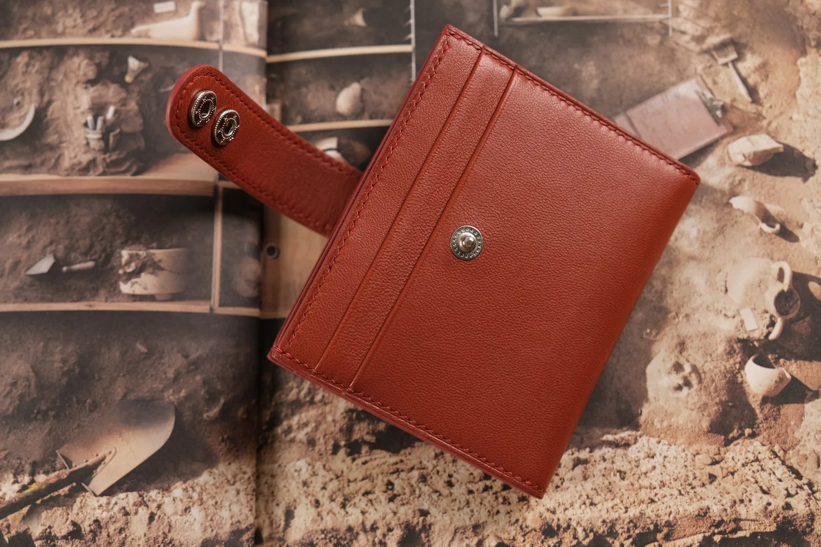 Ảnh Studio Ví đựng thẻ da bò màu nâu đỏ dáng gập 8 ngăn có quai bấm - Koi Leather