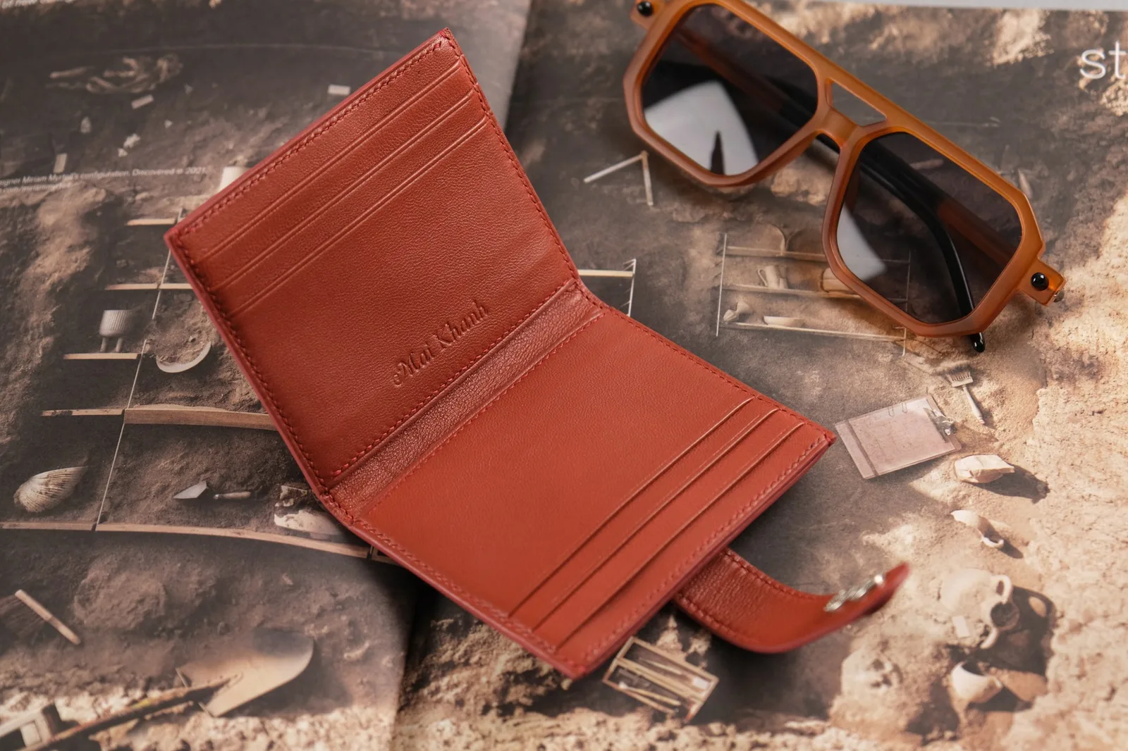 Ảnh Studio Ví đựng thẻ da bò màu nâu đỏ dáng gập 8 ngăn có quai bấm - Koi Leather
