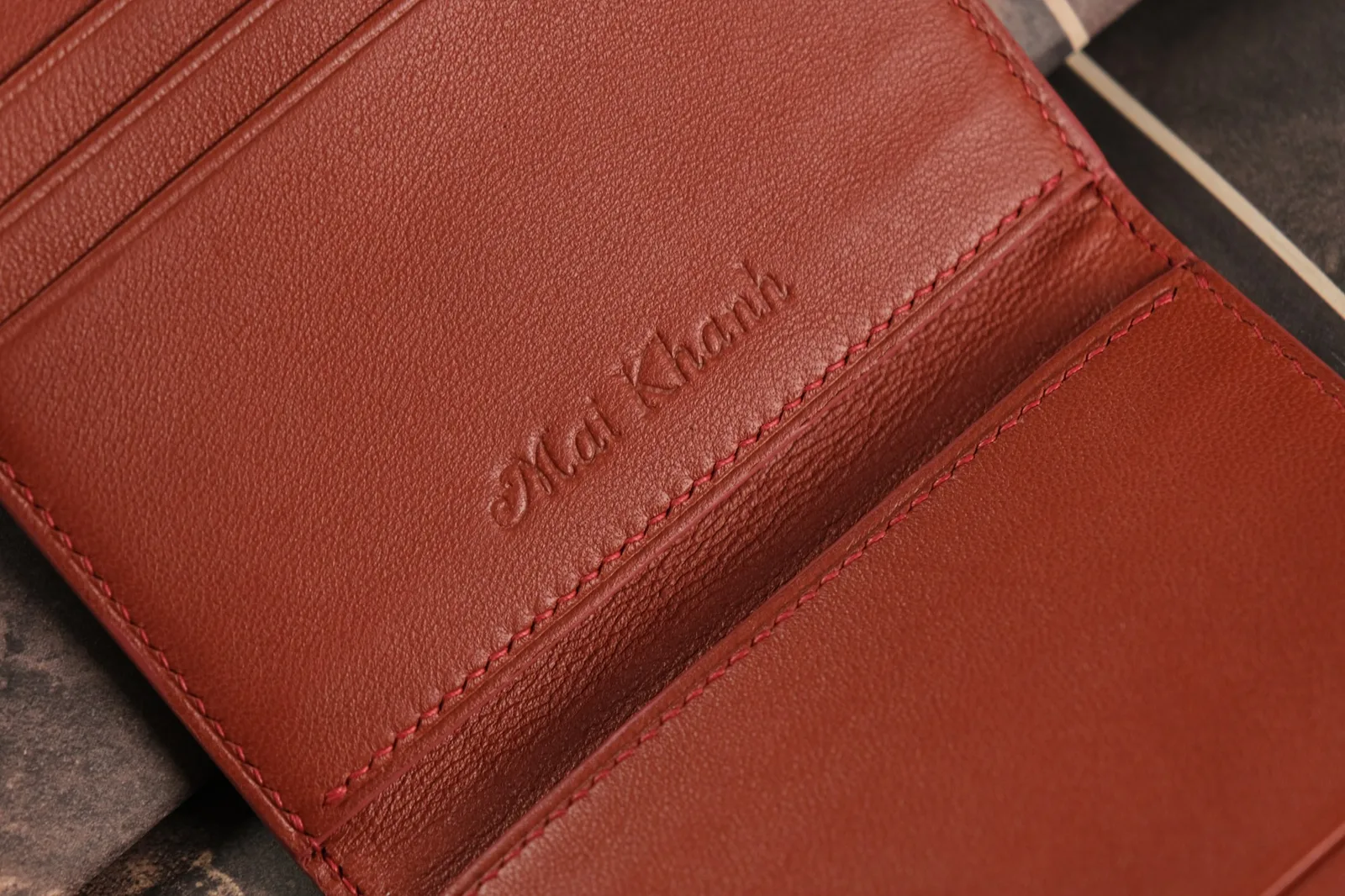 Ảnh Ví đựng thẻ da bò màu nâu đỏ dáng gập 8 ngăn có quai bấm - Koi Leather