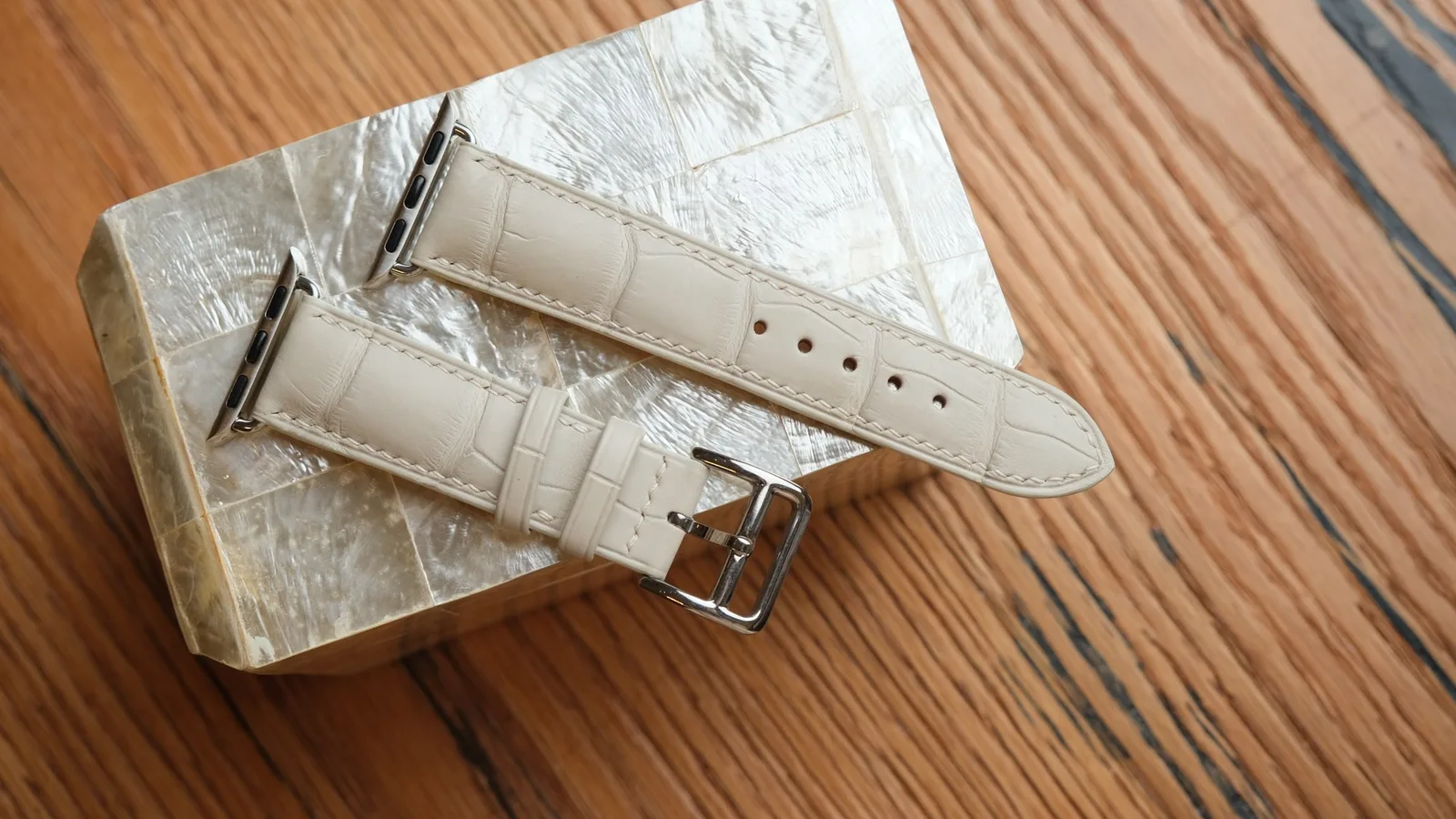 Ảnh Studio Dây đồng hồ da cá sấu cho Apple Watch màu kem và đen - Koi Leather