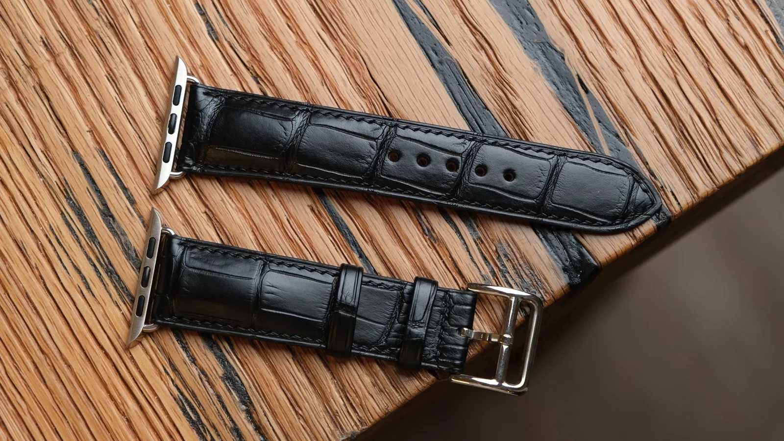 Ảnh Studio Dây đồng hồ da cá sấu cho Apple Watch màu kem và đen - Koi Leather