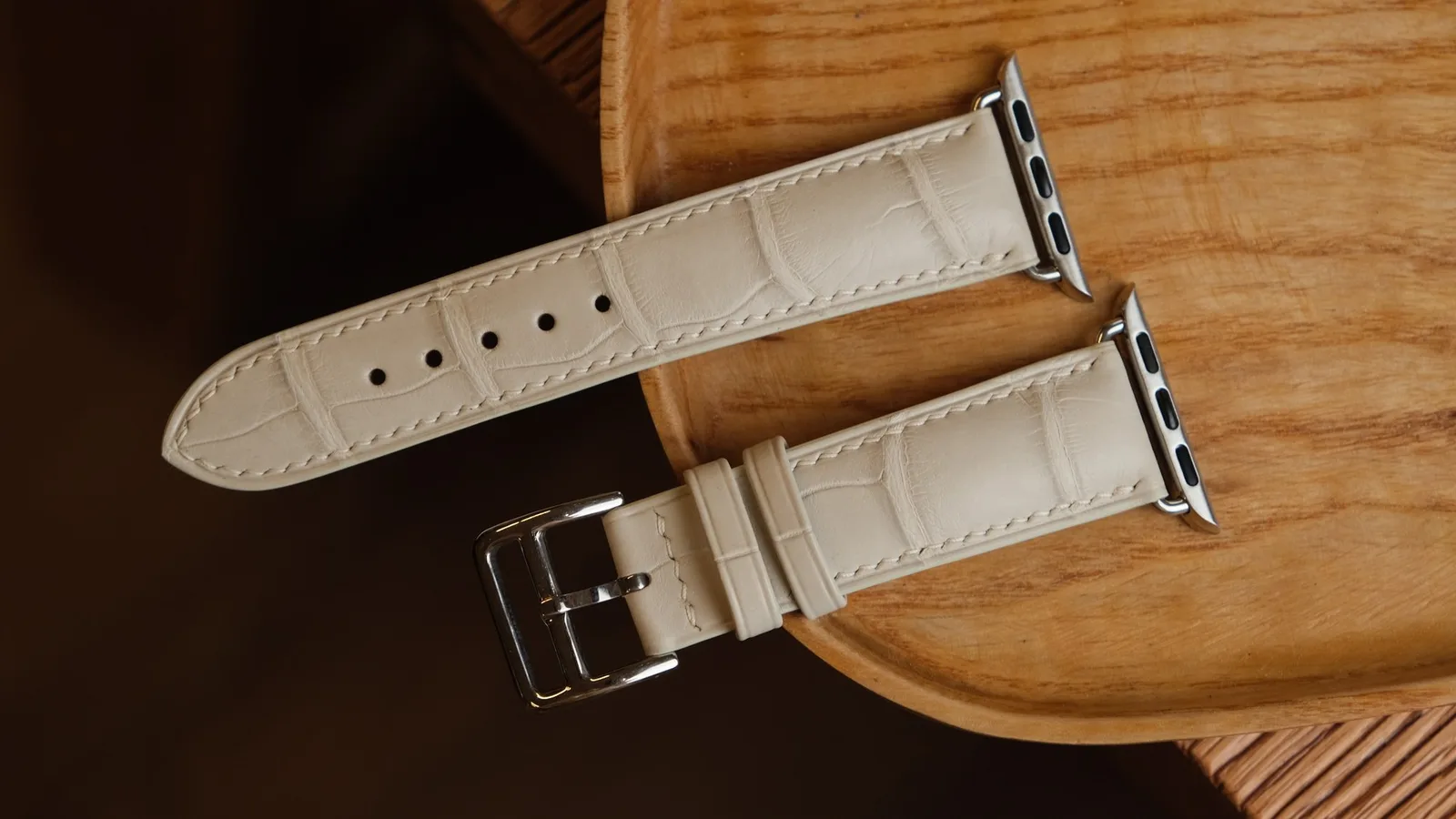 Ảnh Studio Dây đồng hồ da cá sấu cho Apple Watch màu kem và đen - Koi Leather