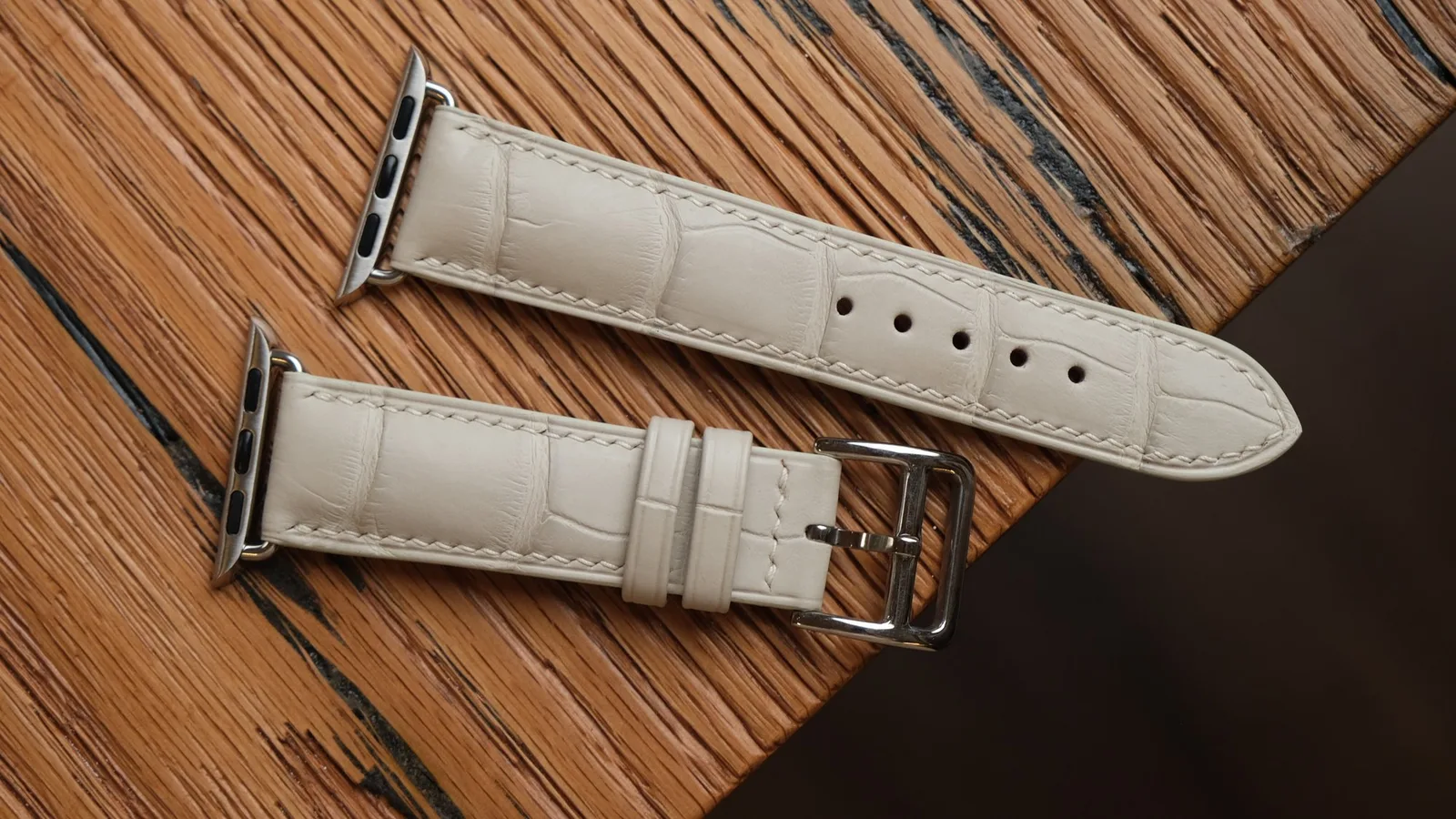 Ảnh Studio Dây đồng hồ da cá sấu cho Apple Watch màu kem và đen - Koi Leather