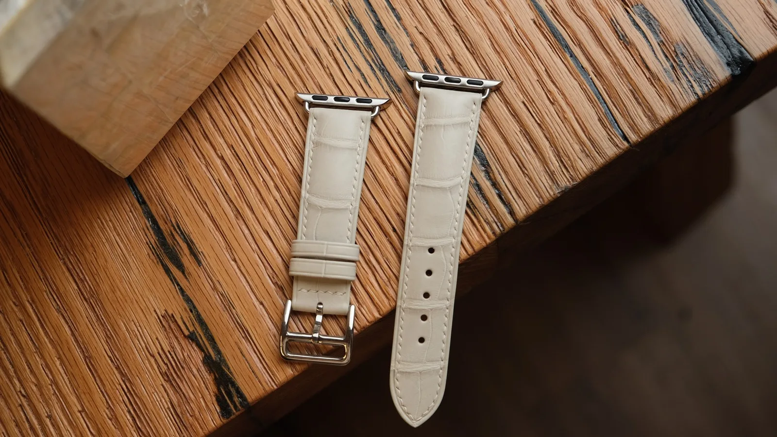 Ảnh Studio Dây đồng hồ da cá sấu cho Apple Watch màu kem và đen - Koi Leather