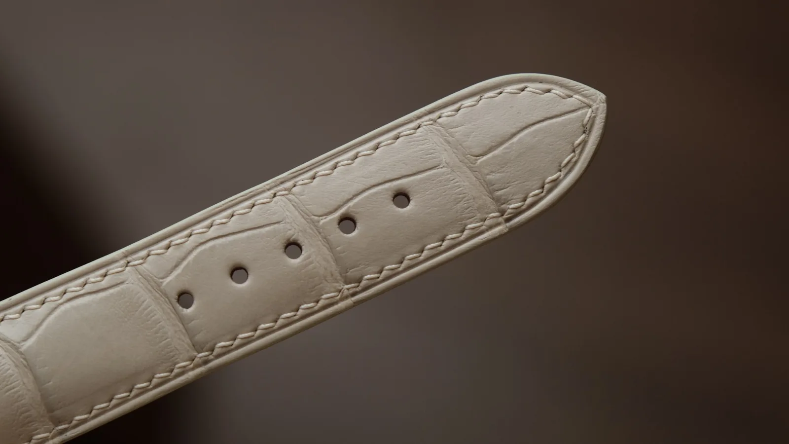 Ảnh Studio Dây đồng hồ da cá sấu cho Apple Watch màu kem và đen - Koi Leather