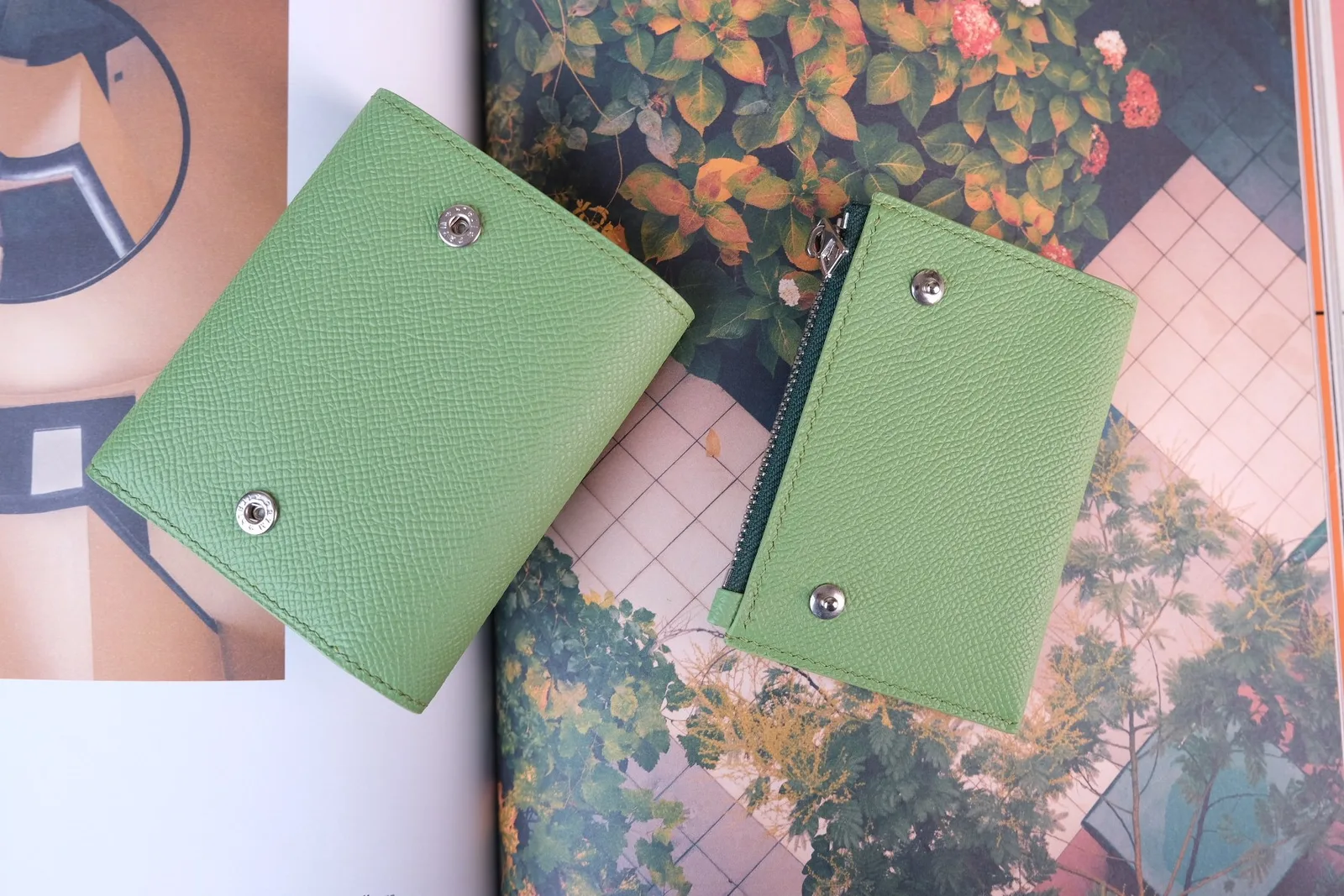Ảnh Lifestyle Ví gập da Epsom xanh lá họa tiết mèo kèm ví thẻ tháo rời - Koi Leather