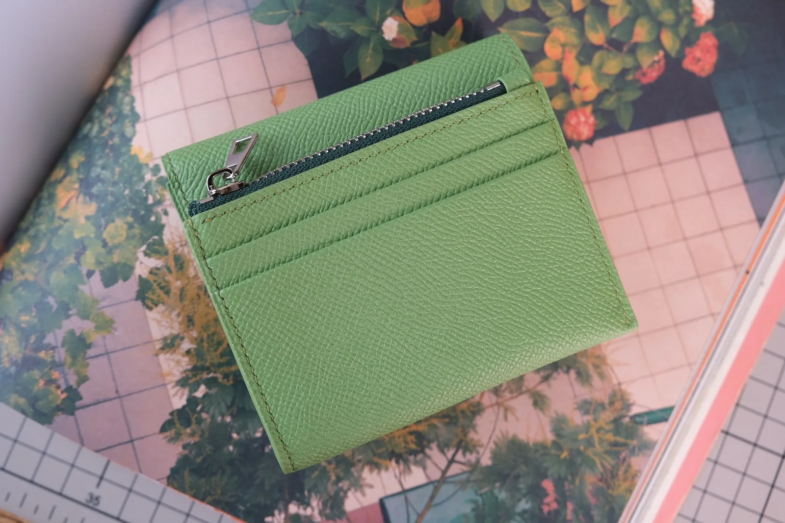 Ảnh Lifestyle Ví gập da Epsom xanh lá họa tiết mèo kèm ví thẻ tháo rời - Koi Leather