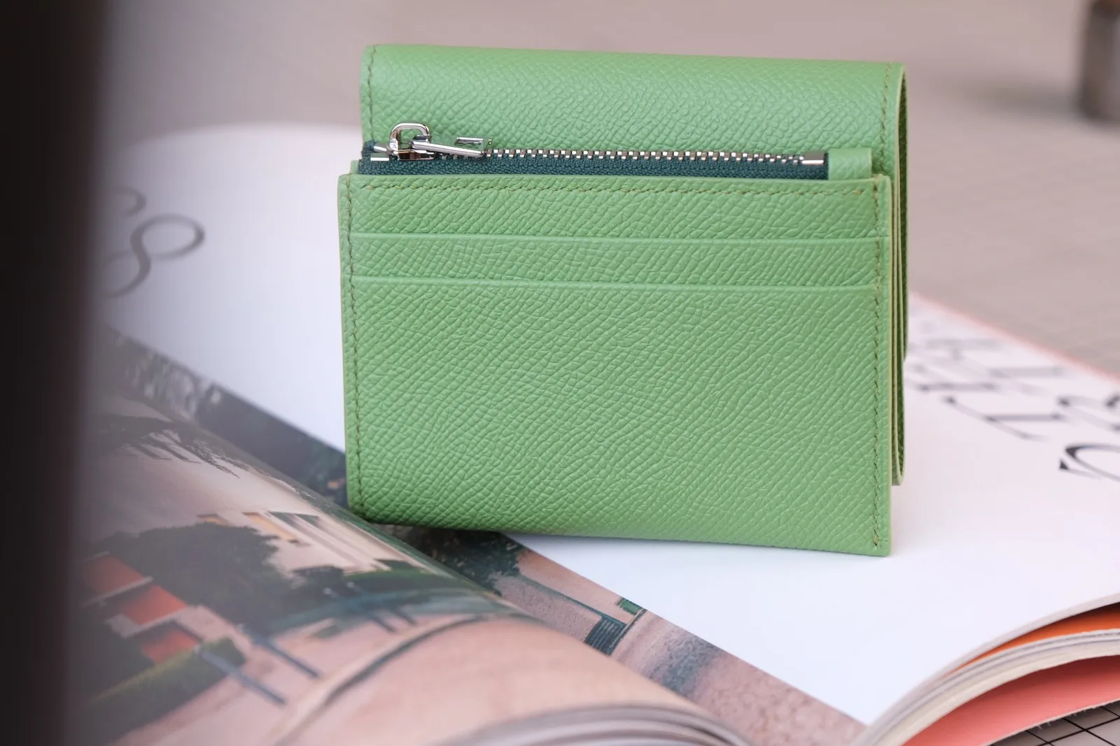 Ảnh Lifestyle Ví gập da Epsom xanh lá họa tiết mèo kèm ví thẻ tháo rời - Koi Leather