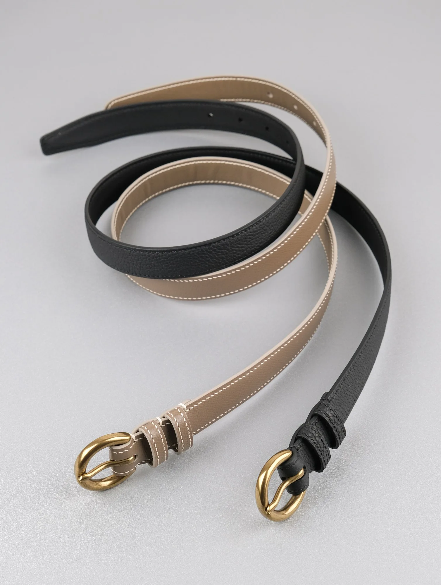 Ảnh Studio Dây lưng nữ da bò bản nhỏ khoá đồng tròn màu đen và kem - Koi Leather