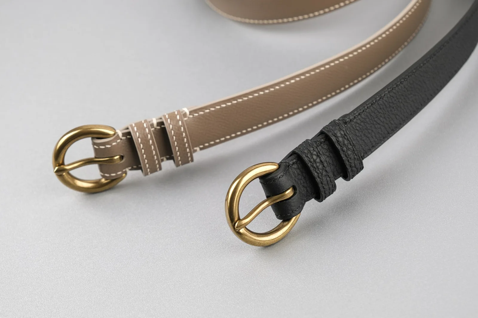 Ảnh Studio Dây lưng nữ da bò bản nhỏ khoá đồng tròn màu đen và kem - Koi Leather