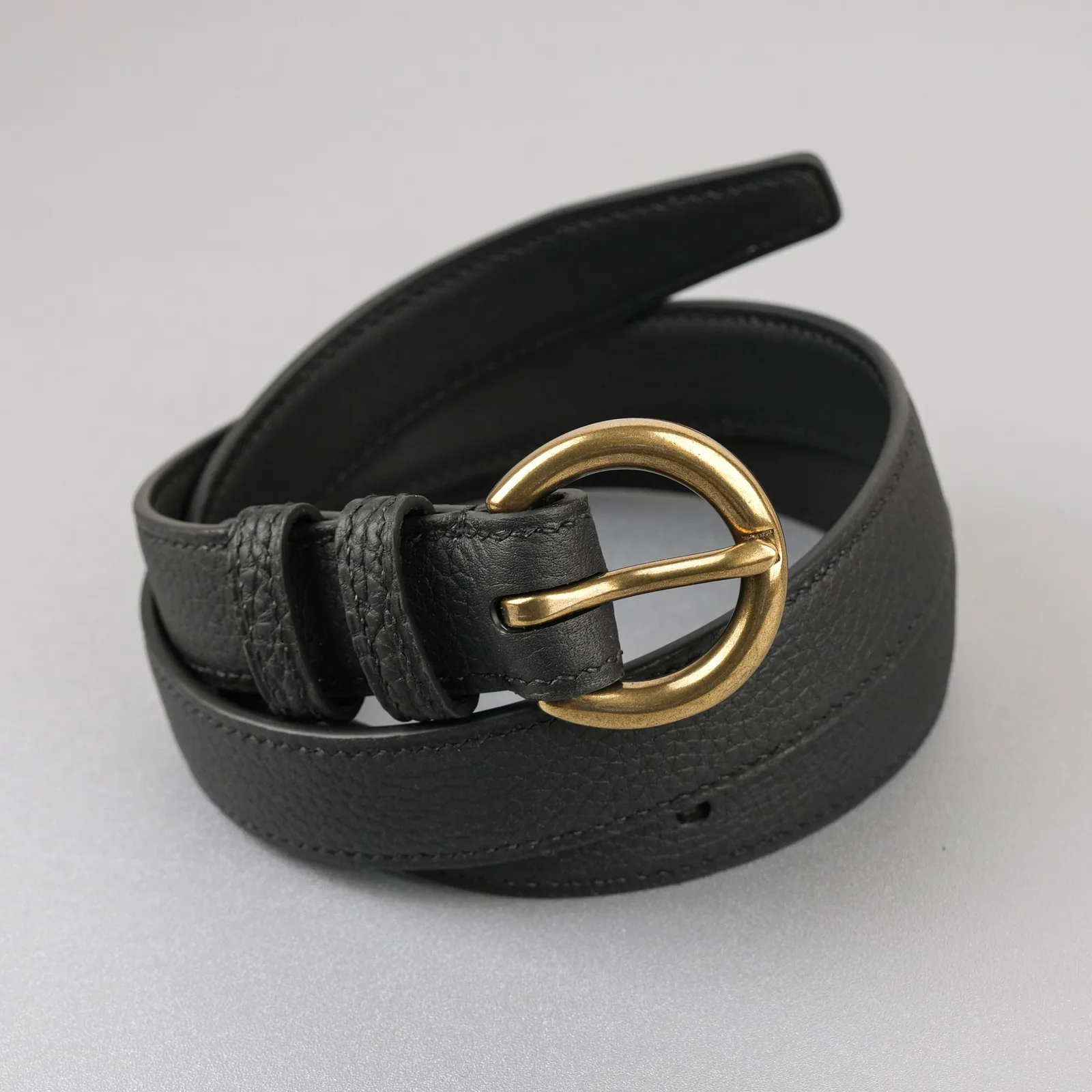 Ảnh Studio Dây lưng nữ da bò bản nhỏ khoá đồng tròn màu đen và kem - Koi Leather
