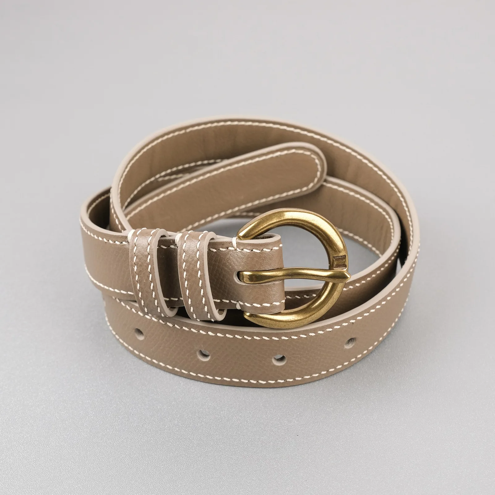 Ảnh Studio Dây lưng nữ da bò bản nhỏ khoá đồng tròn màu đen và kem - Koi Leather
