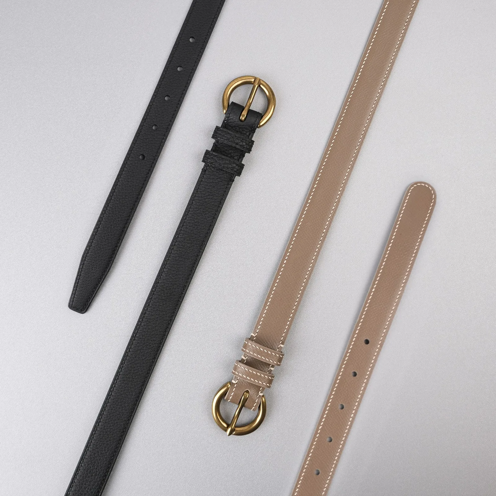 Ảnh Studio Dây lưng nữ da bò bản nhỏ khoá đồng tròn màu đen và kem - Koi Leather