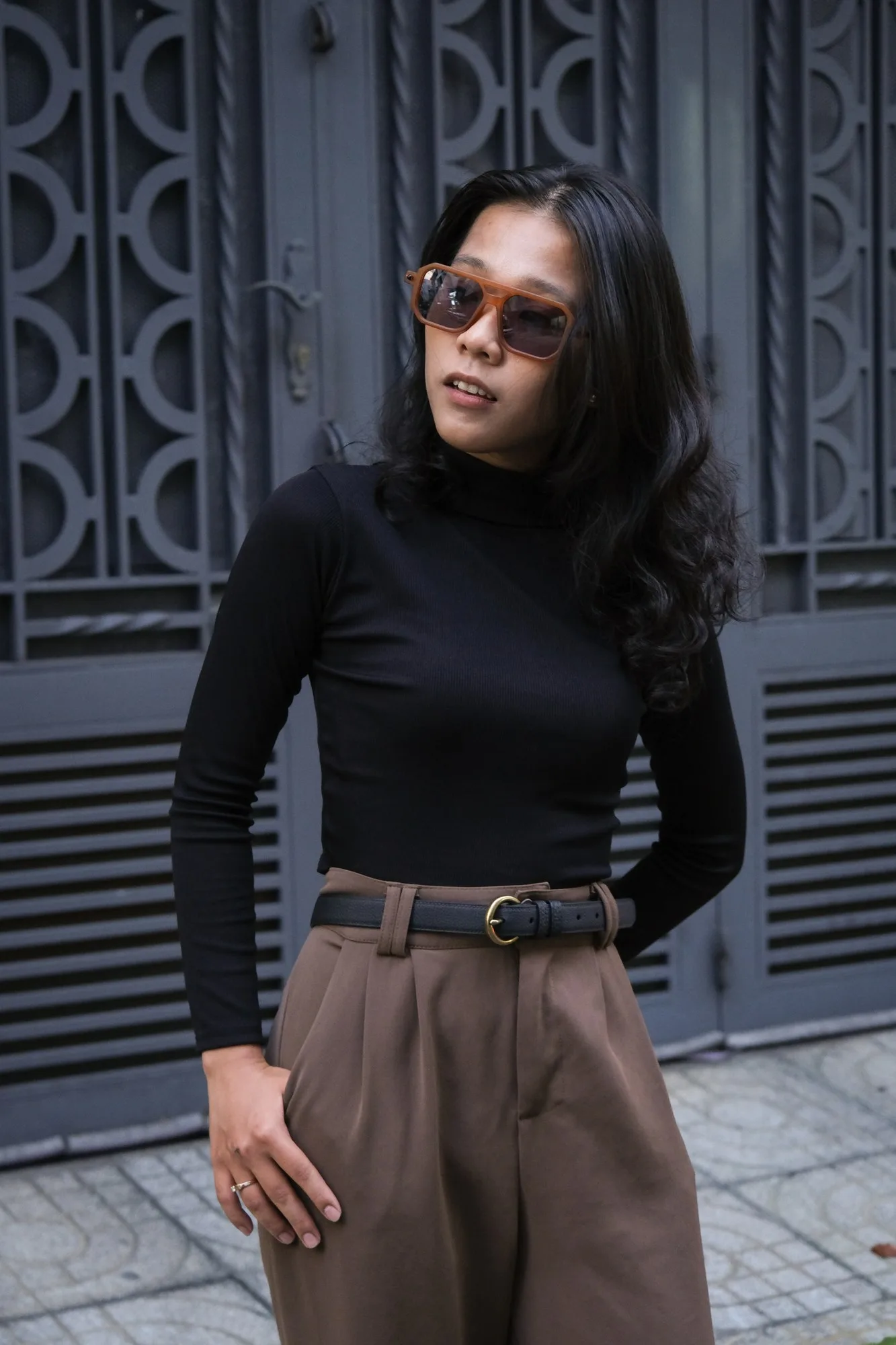 Ảnh Lifestyle Dây lưng nữ da bò bản nhỏ khoá đồng tròn màu đen và kem - Koi Leather