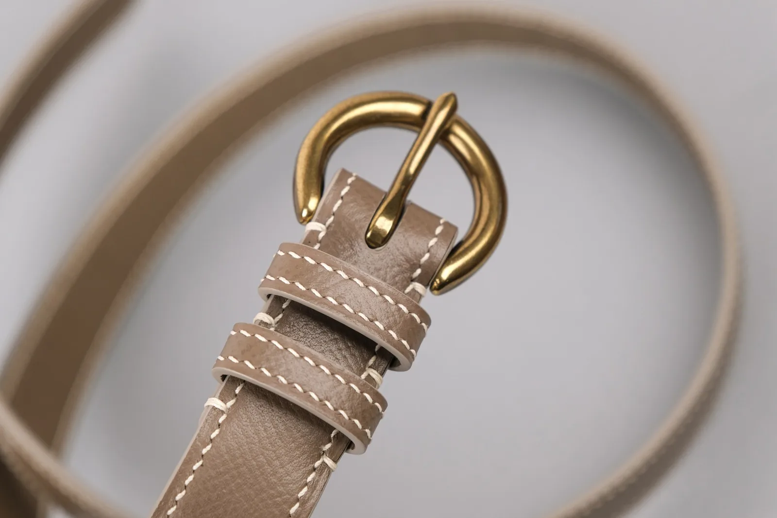 Ảnh Studio Dây lưng nữ da bò bản nhỏ khoá đồng tròn màu đen và kem - Koi Leather