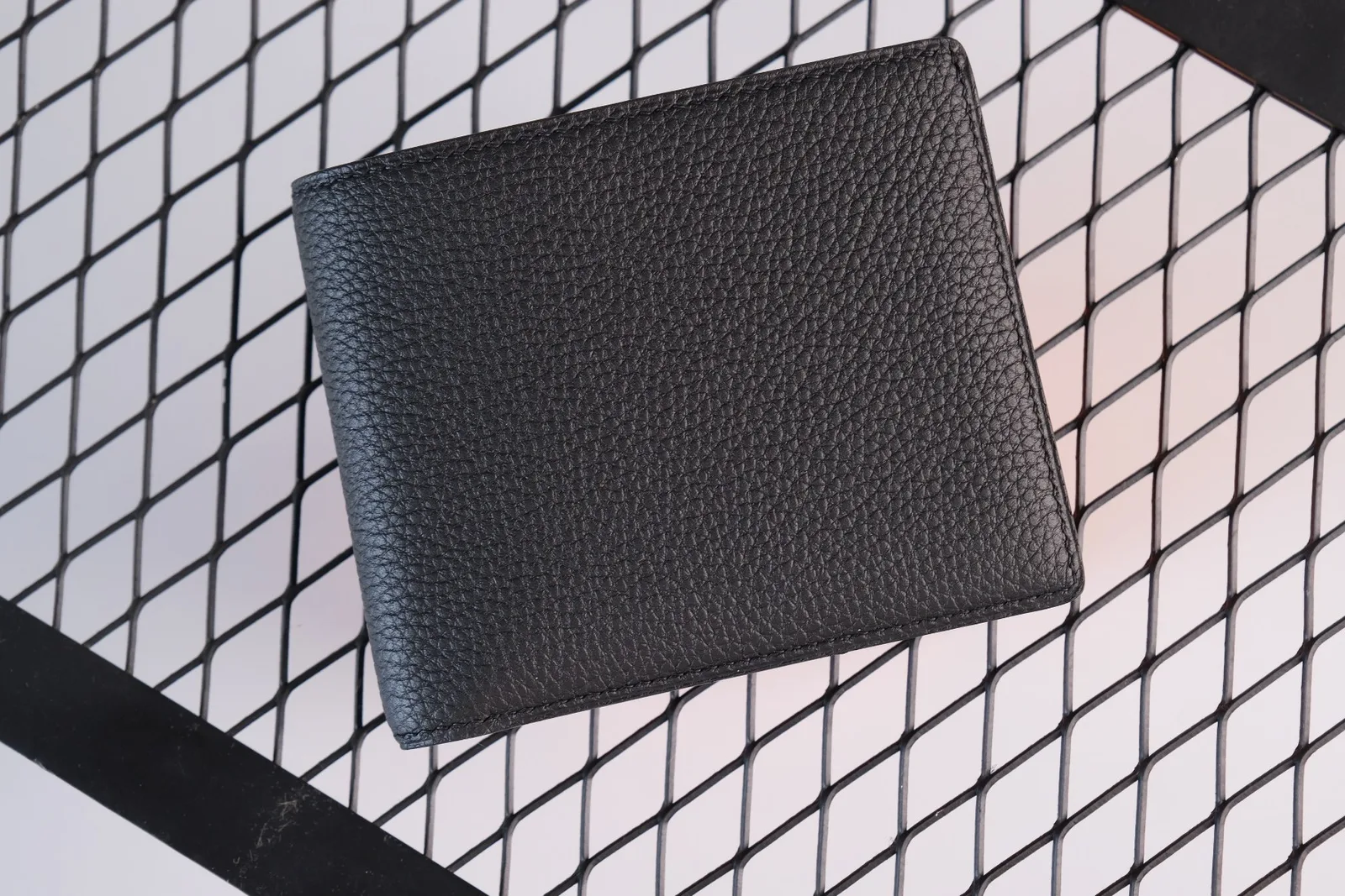 Ảnh Studio Ví nam bifold da bò vân hạt màu đen - Koi Leather