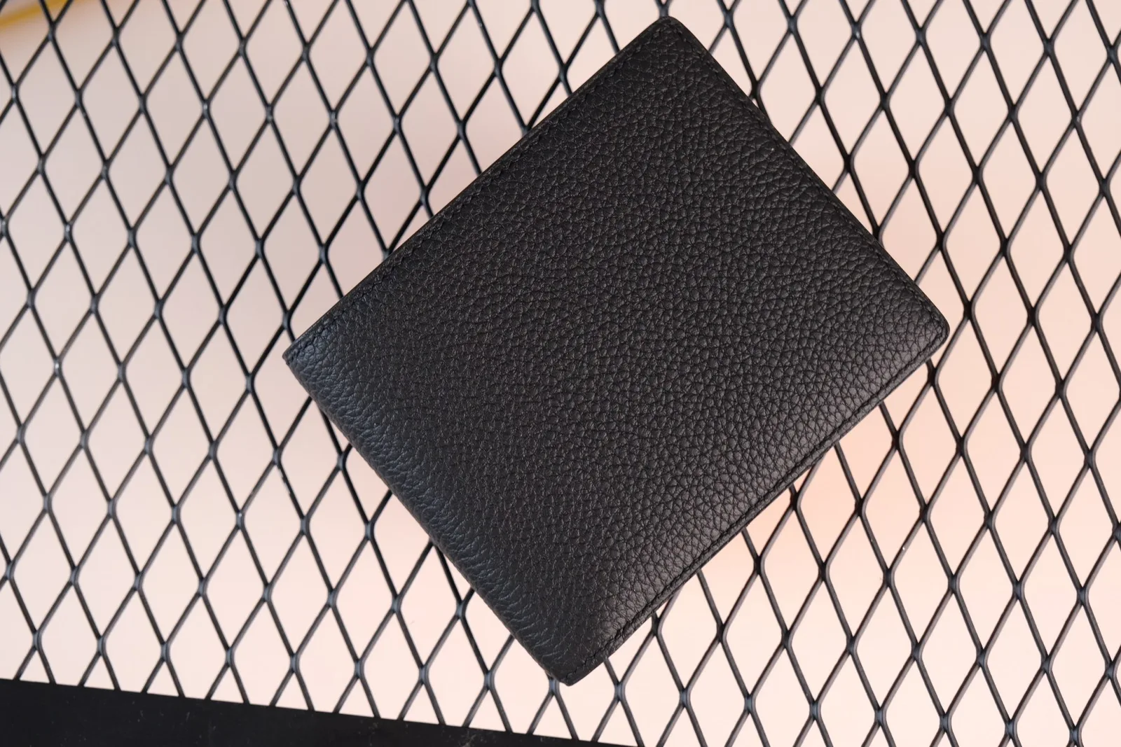 Ảnh Studio Ví nam bifold da bò vân hạt màu đen - Koi Leather