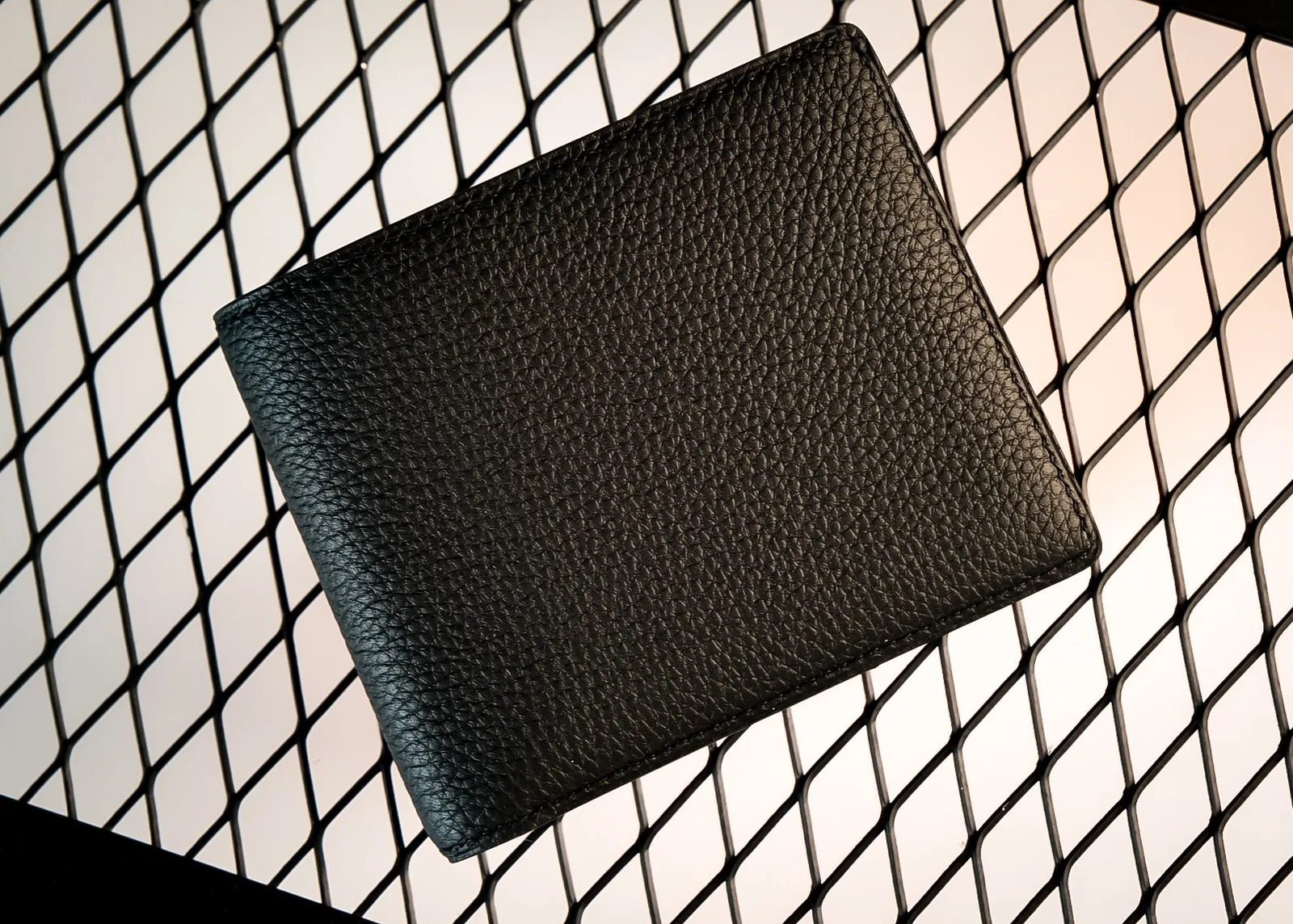 Ảnh Studio Ví nam bifold da bò vân hạt màu đen - Koi Leather