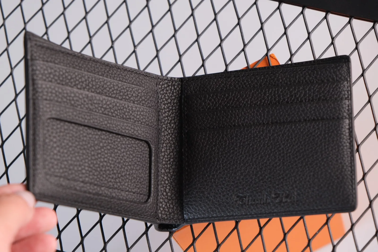 Ảnh Studio Ví nam bifold da bò vân hạt màu đen - Koi Leather