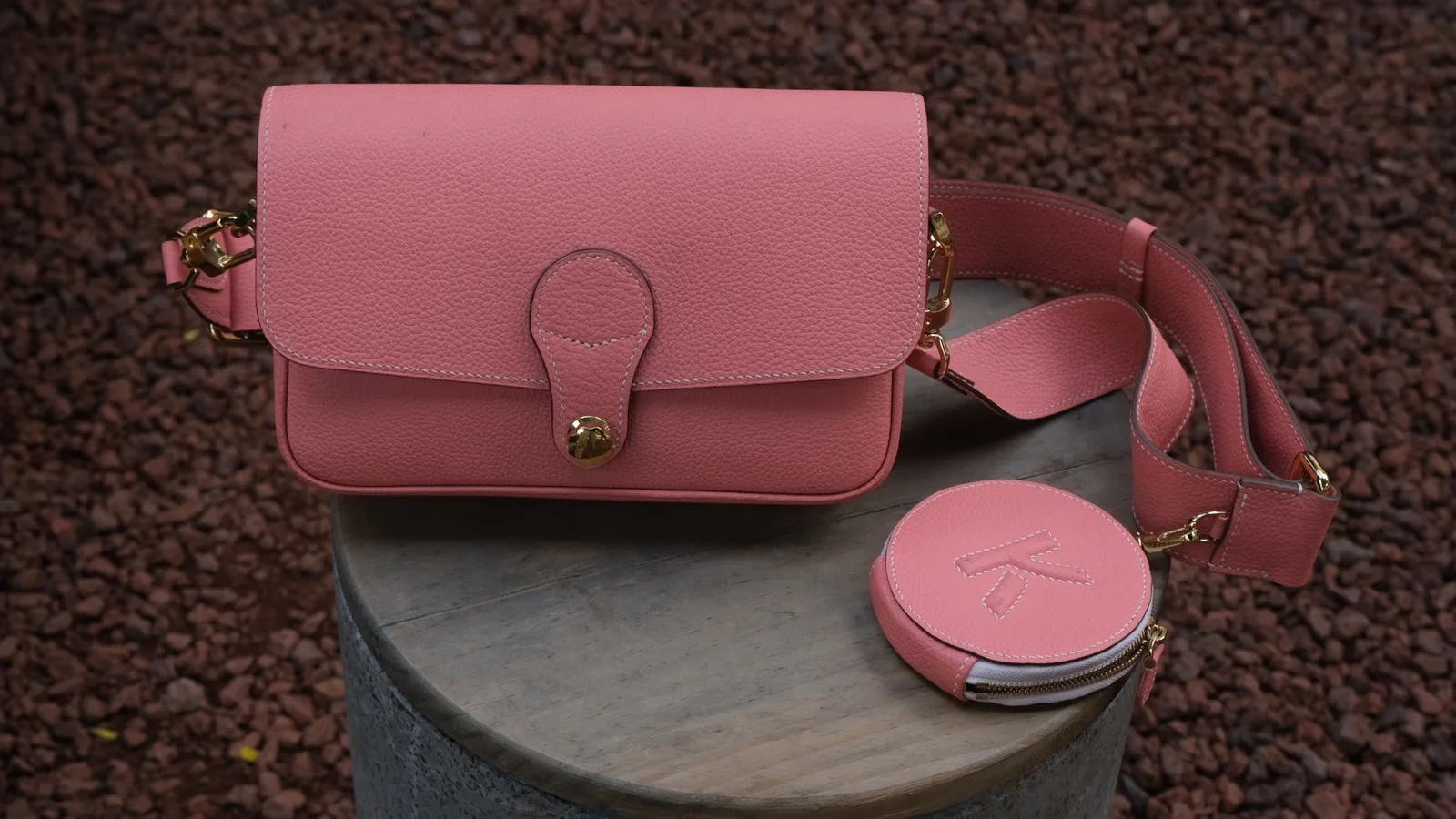 Ảnh Lifestyle Túi Matame-01 da Togo nắp gập kèm ví tròn - Koi Leather