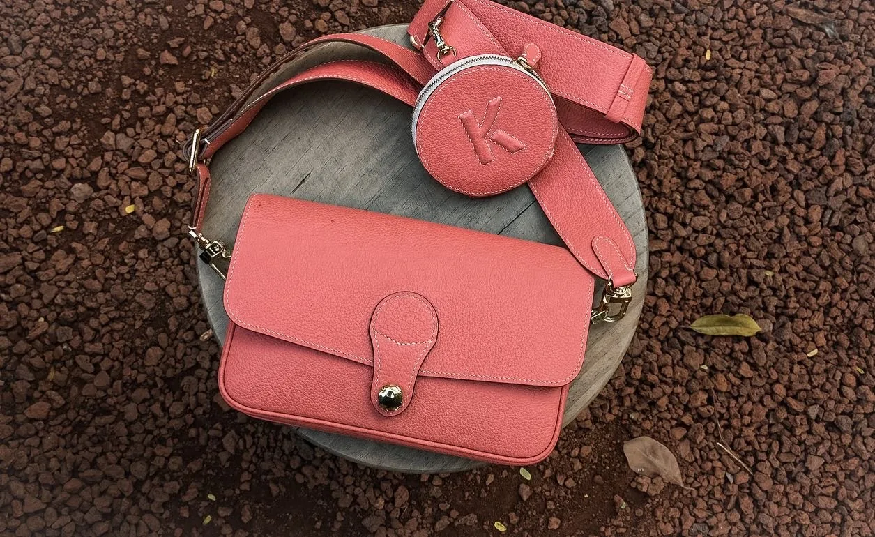 Ảnh Lifestyle Túi Matame-01 da Togo nắp gập kèm ví tròn - Koi Leather