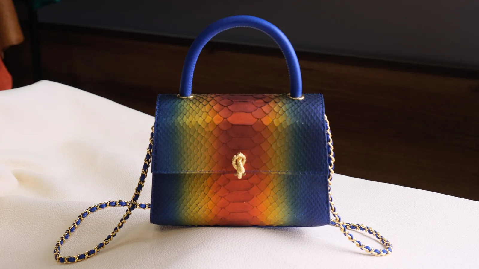 Ảnh Studio Túi xách da trăn nhuộm cầu vồng nắp gập 20cm - Koi Leather