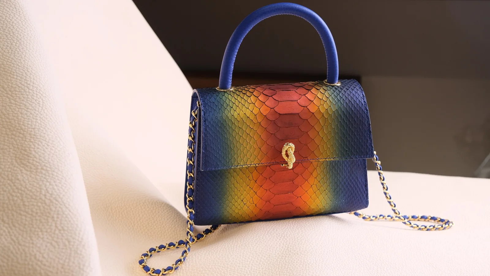 Ảnh Studio Túi xách da trăn nhuộm cầu vồng nắp gập 20cm - Koi Leather