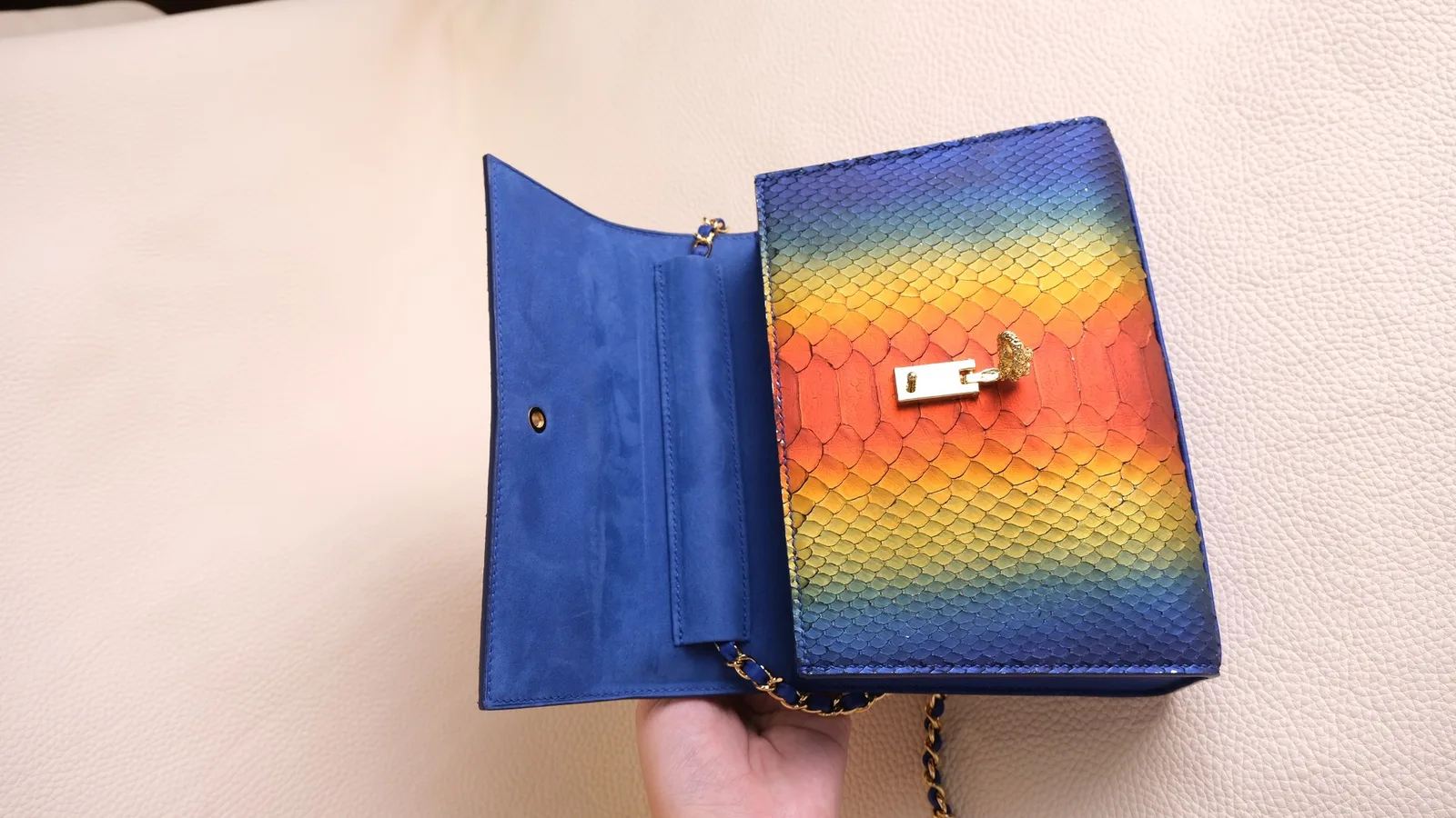 Ảnh Studio Túi xách da trăn nhuộm cầu vồng nắp gập 20cm - Koi Leather