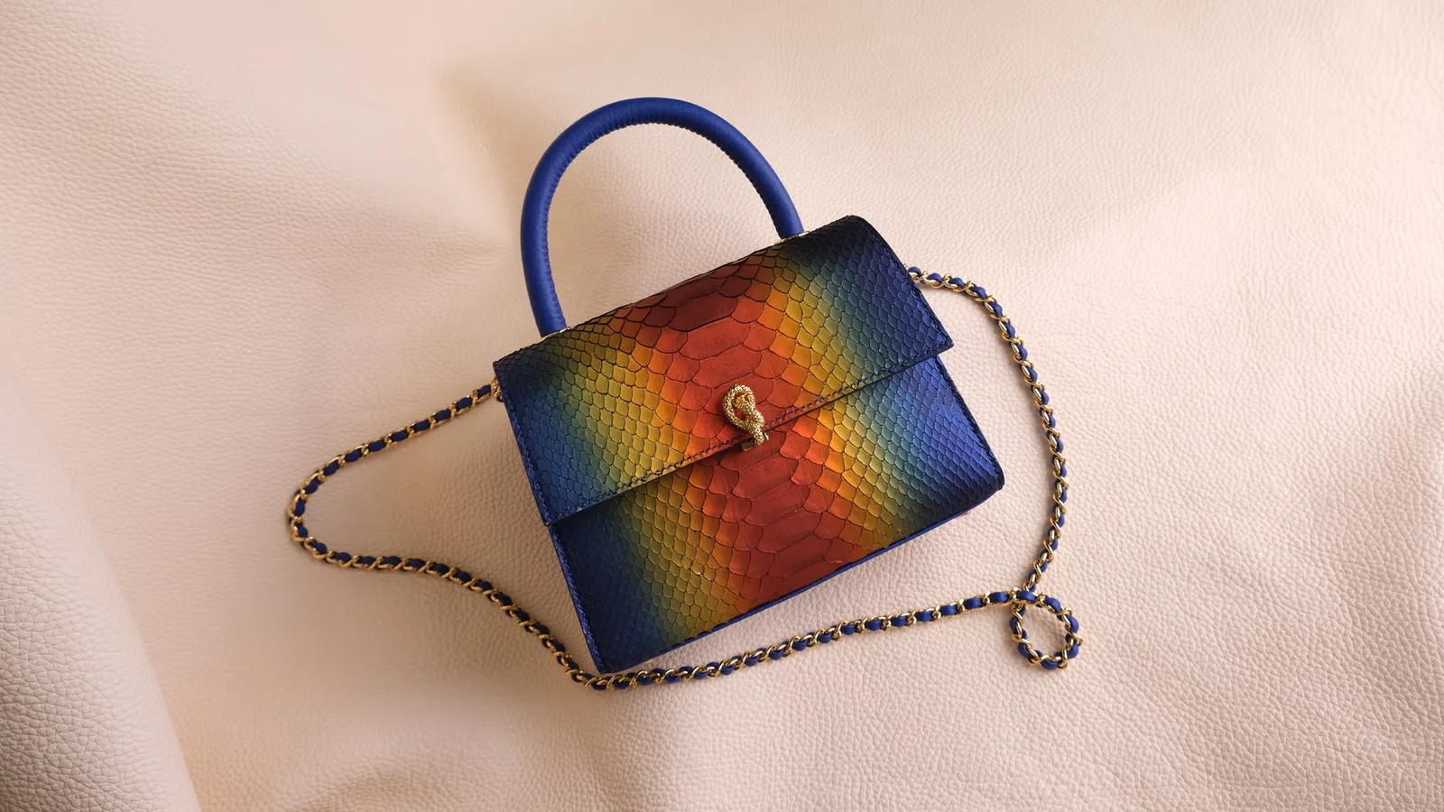 Ảnh Studio Túi xách da trăn nhuộm cầu vồng nắp gập 20cm - Koi Leather