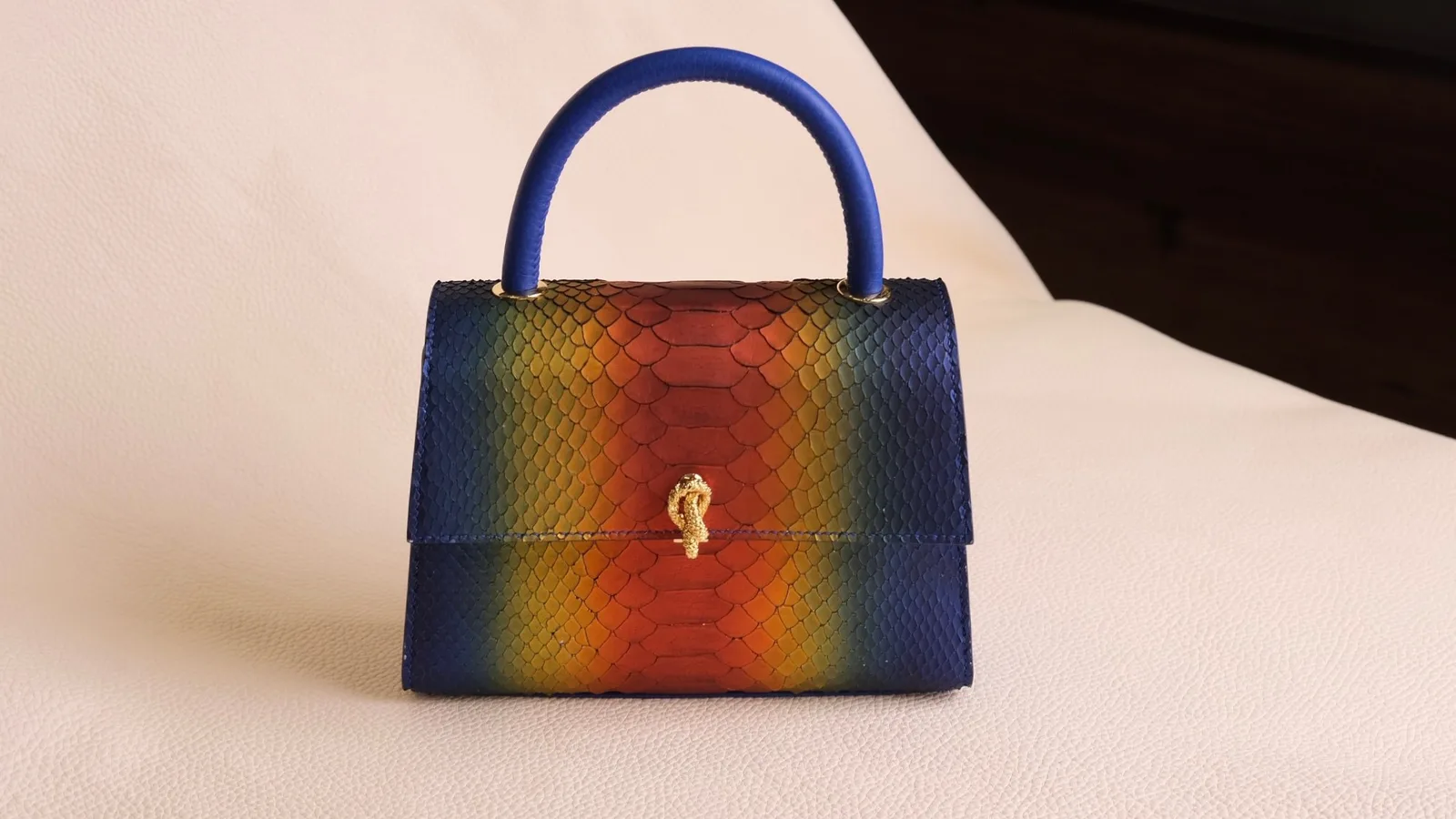 Ảnh Studio Túi xách da trăn nhuộm cầu vồng nắp gập 20cm - Koi Leather