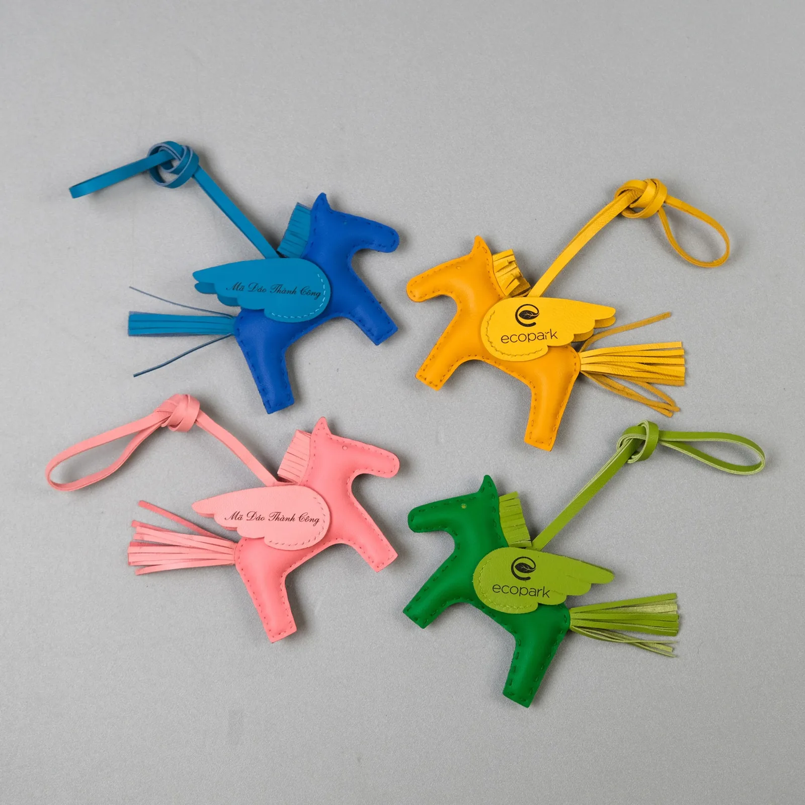Ảnh Studio Charm túi xách da bò hình ngựa có cánh - Koi Leather